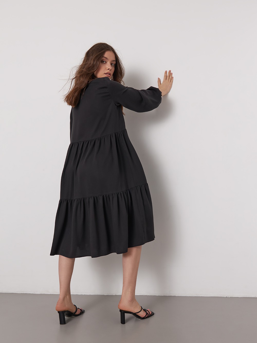 Платье-миди трапеция, цвет: Черный Allweneed
Однотонное платье миди с каскадными декоративными сборками в актуальных оттенках природной гаммы. Утонченное и одновременно универсальное, оно идеально подойдет как на каждый день, так и для особогослучая. Дополните стильный образ казаками и широкополой шляпой.
На модели размер XS