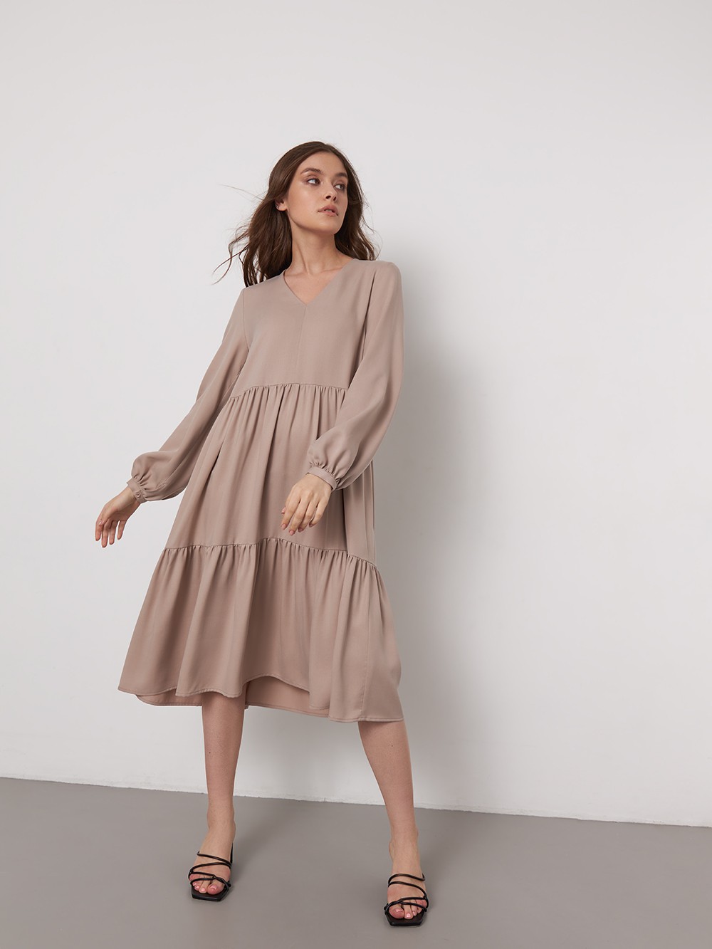 Платье-миди трапеция, цвет: бежевый Allweneed
Однотонное платье миди с каскадными декоративными сборками в актуальных оттенках природной гаммы. Утонченное и одновременно универсальное, оно идеально подойдет как на каждый день, так и для особогослучая. Дополните стильный образ казаками и широкополой шляпой.
На модели размер XS