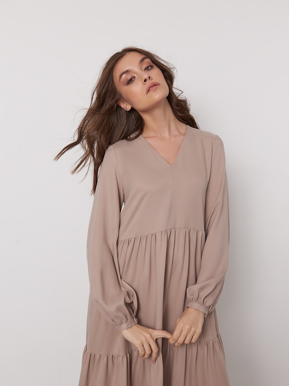 Платье-миди трапеция, цвет: бежевый Allweneed
Однотонное платье миди с каскадными декоративными сборками в актуальных оттенках природной гаммы. Утонченное и одновременно универсальное, оно идеально подойдет как на каждый день, так и для особогослучая. Дополните стильный образ казаками и широкополой шляпой.
На модели размер XS