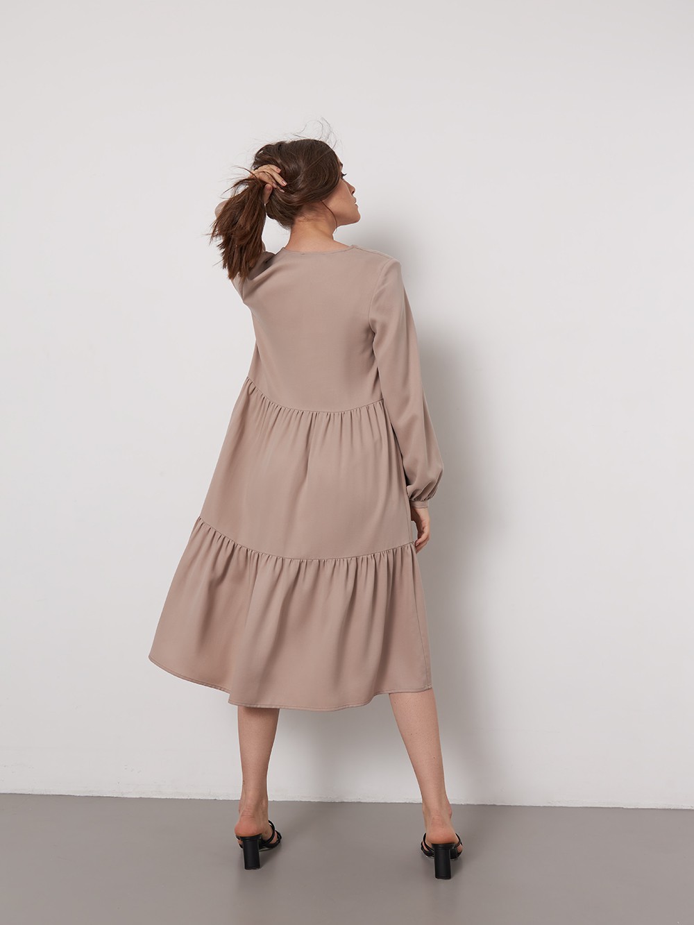 Платье-миди трапеция, цвет: бежевый Allweneed
Однотонное платье миди с каскадными декоративными сборками в актуальных оттенках природной гаммы. Утонченное и одновременно универсальное, оно идеально подойдет как на каждый день, так и для особогослучая. Дополните стильный образ казаками и широкополой шляпой.
На модели размер XS