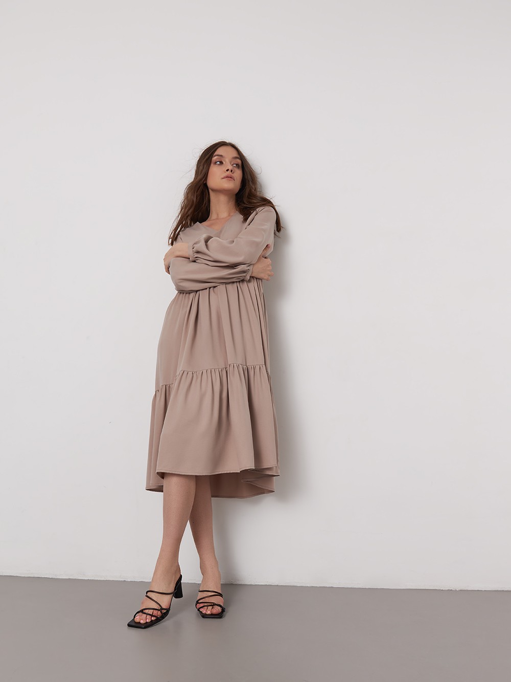 Платье-миди трапеция, цвет: бежевый Allweneed
Однотонное платье миди с каскадными декоративными сборками в актуальных оттенках природной гаммы. Утонченное и одновременно универсальное, оно идеально подойдет как на каждый день, так и для особогослучая. Дополните стильный образ казаками и широкополой шляпой.
На модели размер XS