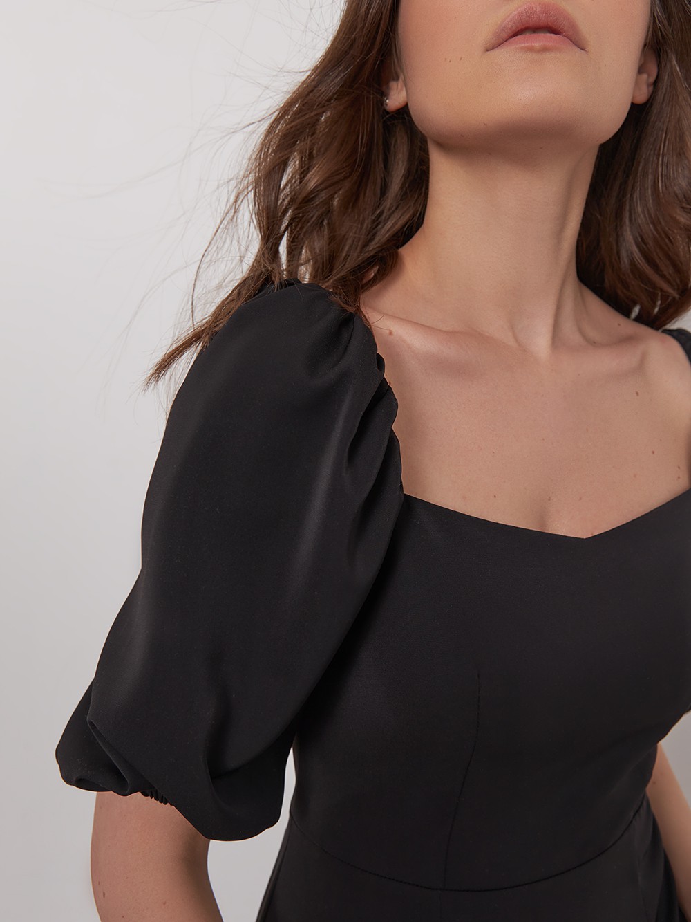 


Ультра женственное платье с обилием декоративных деталей: вырез каре с рукавами-фонариками, высокий вырез от бедра и декоративная оборка по подолу. Оно настолько самодостаточное, что не требует особых дополнений, лишь пары украшений и легких летних босоножек.

На модели размер XS