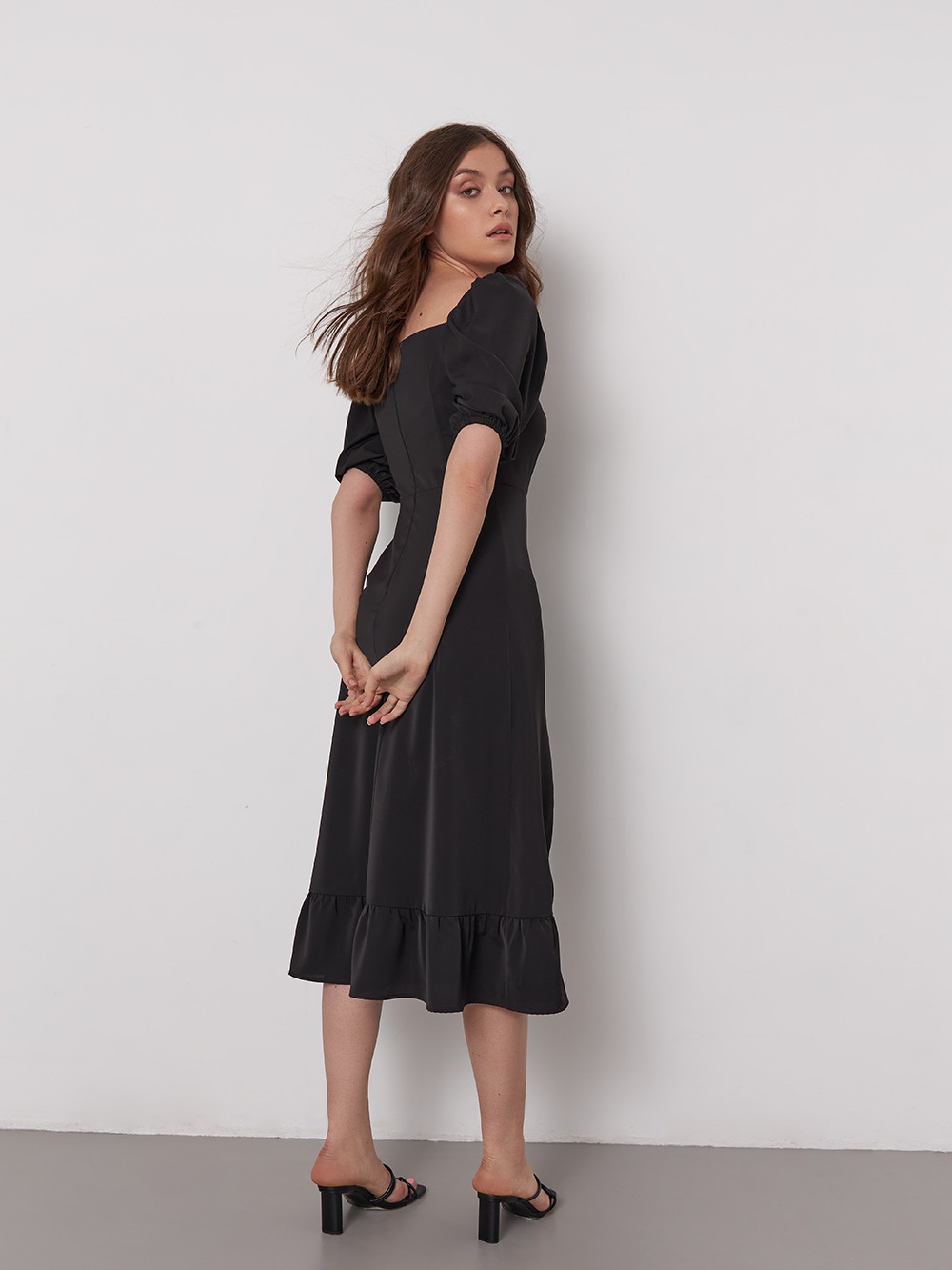 


Ультра женственное платье с обилием декоративных деталей: вырез каре с рукавами-фонариками, высокий вырез от бедра и декоративная оборка по подолу. Оно настолько самодостаточное, что не требует особых дополнений, лишь пары украшений и легких летних босоножек.

На модели размер XS