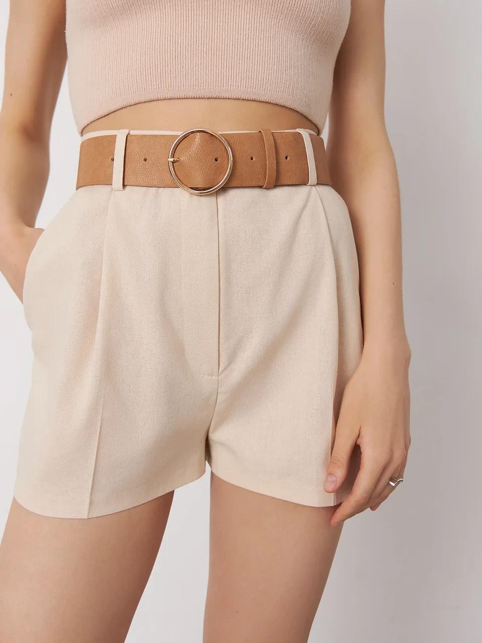 




Укороченные шорты с ремнем из эко-кожив нейтральной природной гамме. Модель высокой посадки подчеркнет талию. В комплект к шортам в коллекции можно подобрать жакет и рубашку из такой же ткани.

На модели размер XS