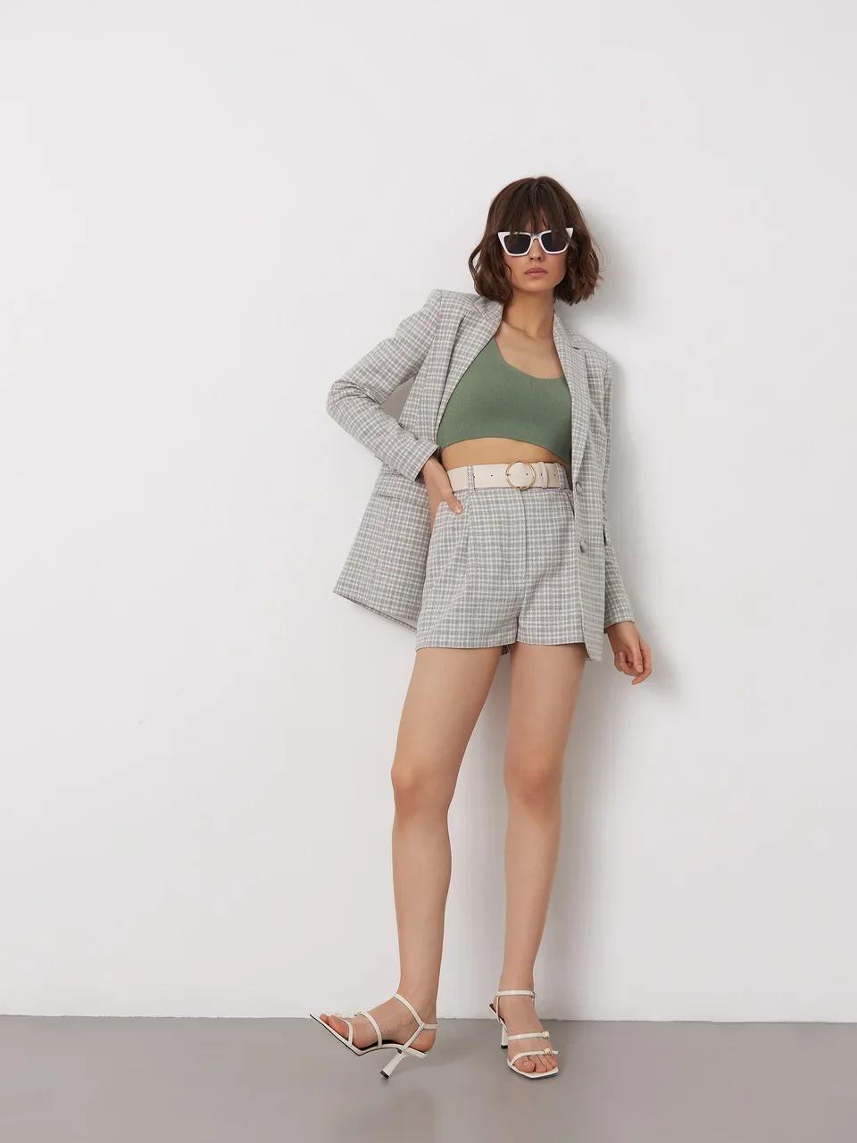 Шорты , цвет: серо-бежевая клетка Allweneed
Укороченные шорты с ремнем из эко-кожив нейтральной природной гамме. Модель высокой посадки подчеркнет талию. В комплект к шортам в коллекции можно подобрать жакет и рубашку из такой же ткани.
На модели размер XS