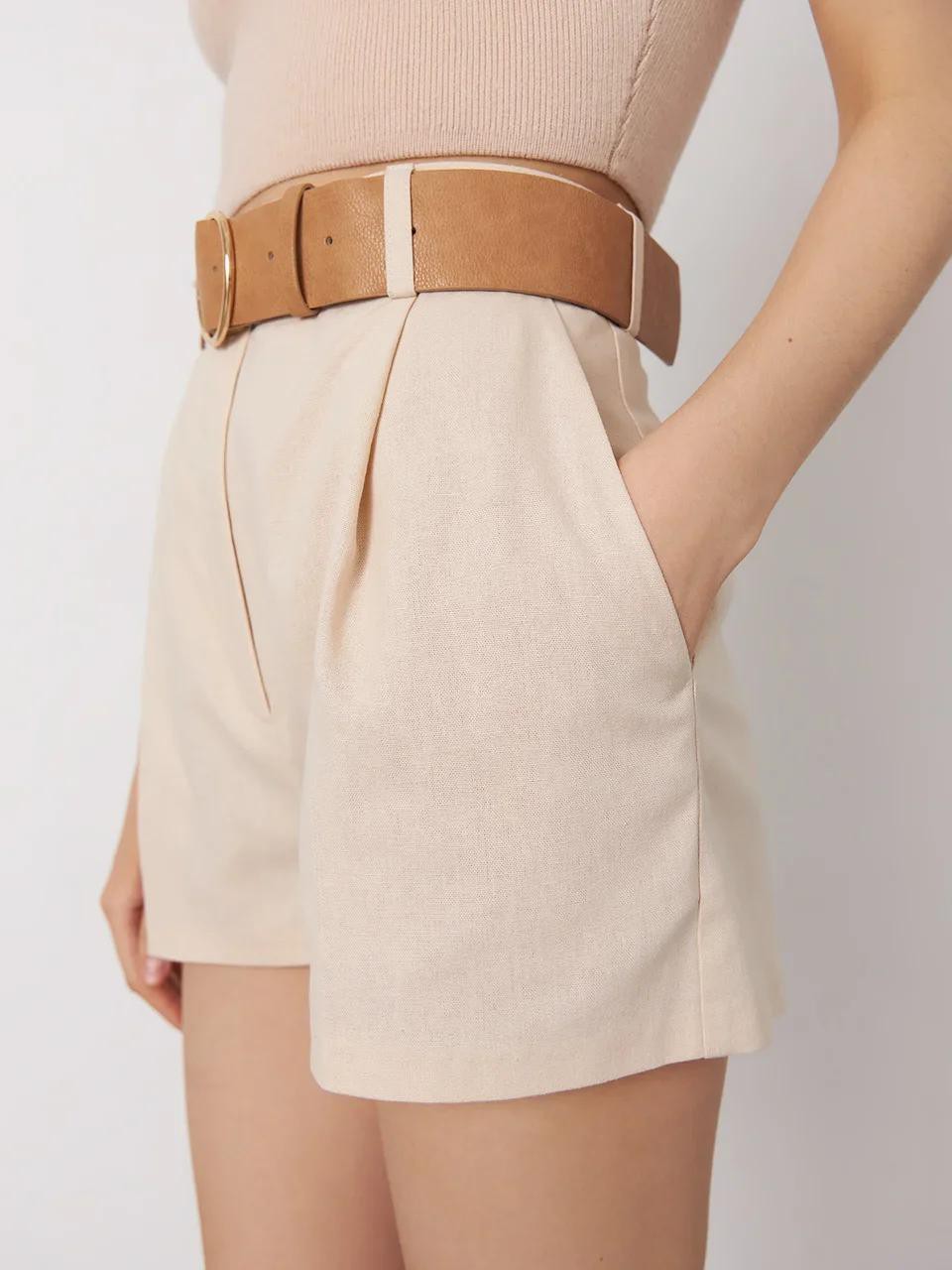 




Укороченные шорты с ремнем из эко-кожив нейтральной природной гамме. Модель высокой посадки подчеркнет талию. В комплект к шортам в коллекции можно подобрать жакет и рубашку из такой же ткани.

На модели размер XS