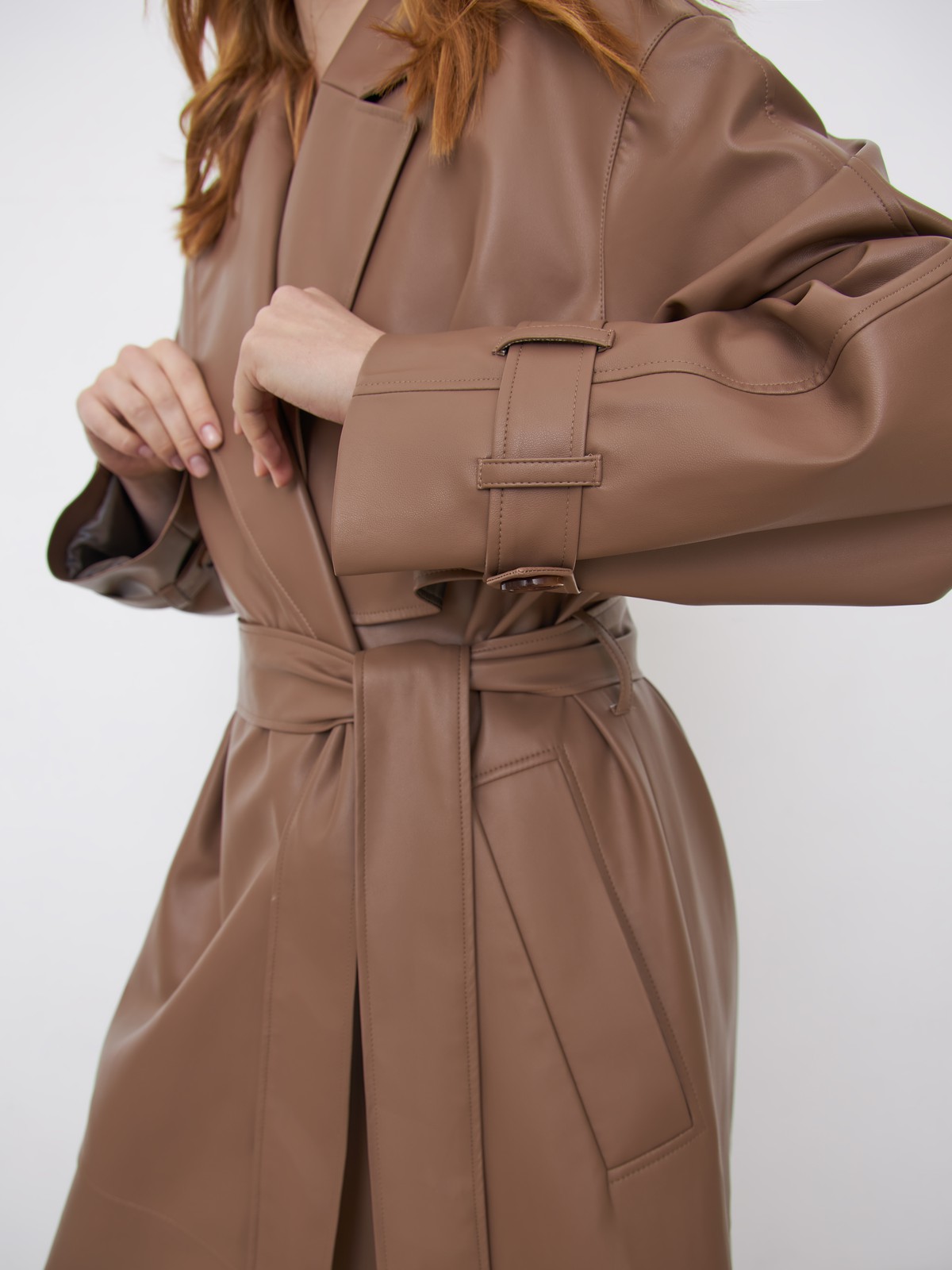 Двубортный плащиз эко-кожи - новая классика современного гардероба. Модель свободной посадки акцентирована отлетными деталями, поясом на талии и скошенными прорезными карманами с широкими листочками.

На модели размер XS/S