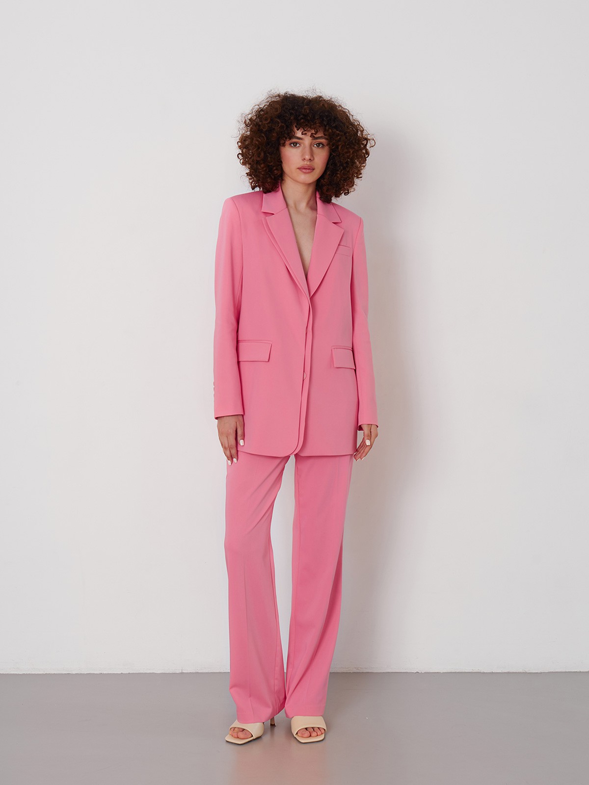 


Этот жакет из новой коллекции - настоящая вещь-заявление. Мы переосмыслили классический силуэт, добавив дополнительный слой по лацканам и планке-застежке. Сочетайте его с контрастным топом и брюками в тон из аналогичной коллекции.

На модели размер S