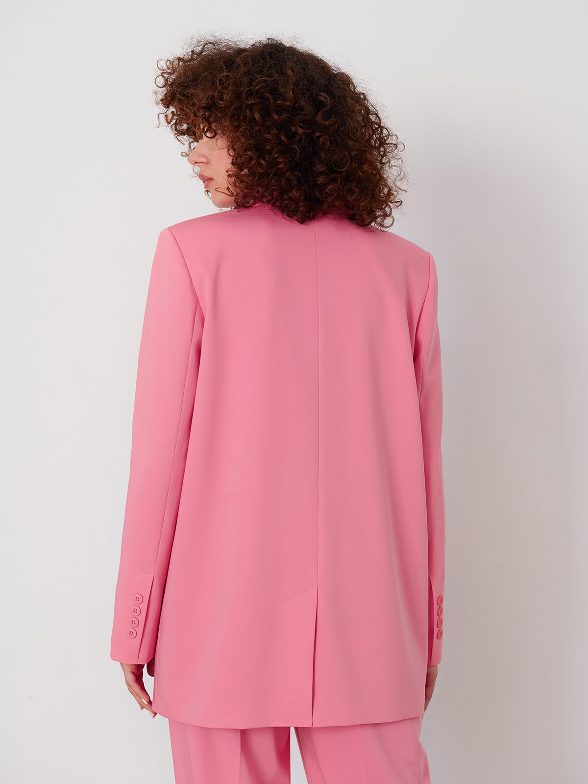 


Этот жакет из новой коллекции - настоящая вещь-заявление. Мы переосмыслили классический силуэт, добавив дополнительный слой по лацканам и планке-застежке. Сочетайте его с контрастным топом и брюками в тон из аналогичной коллекции.

На модели размер S