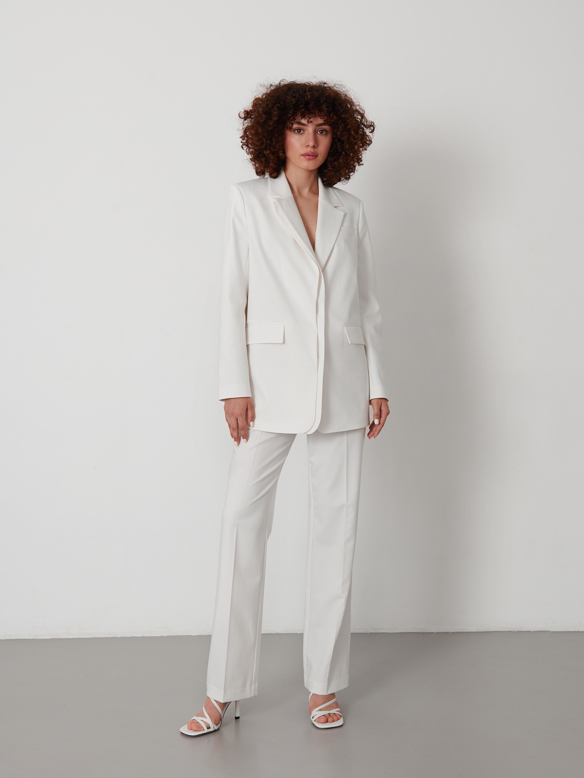 Однобортный жакет с двойным лацканом, цвет: молочный Allweneed
Этот жакет из новой коллекции - настоящая вещь-заявление. Мы переосмыслили классический силуэт, добавив дополнительный слой по лацканам и планке-застежке. Сочетайте его с контрастным топом и брюками в тон из аналогичной коллекции.
На модели размер S