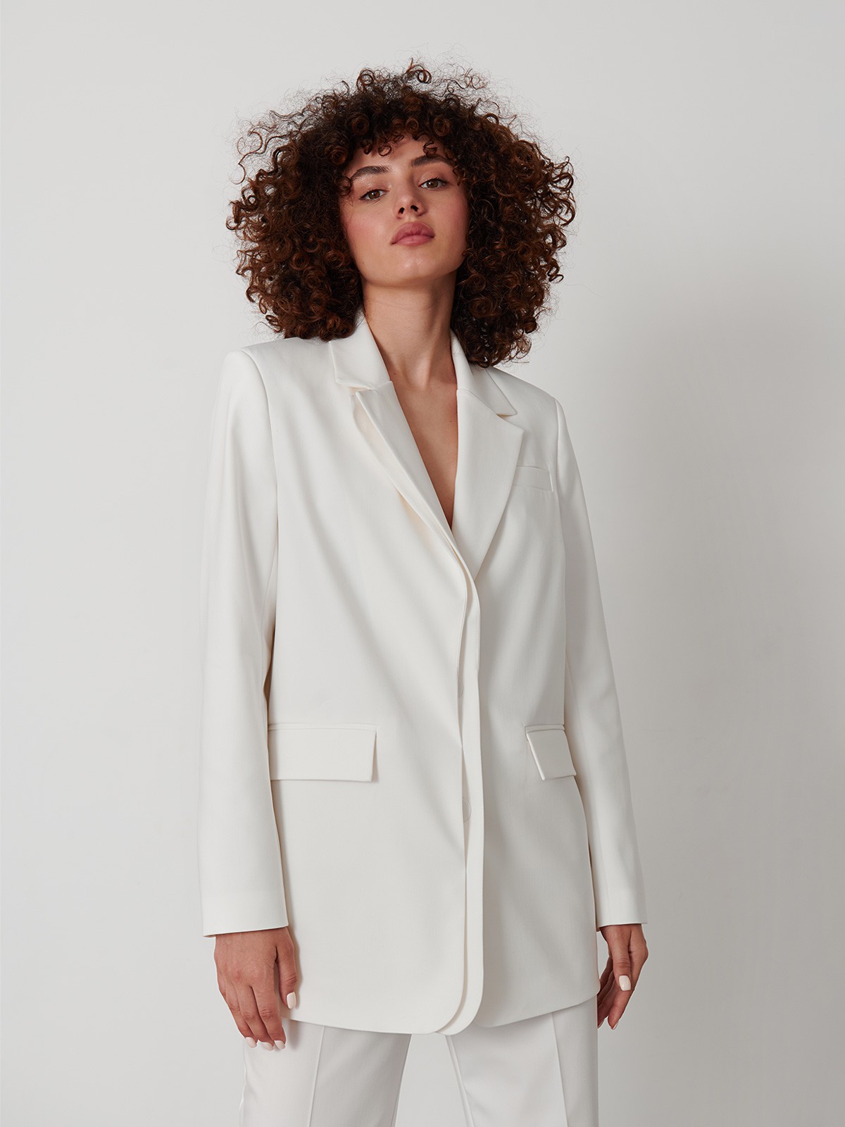 Однобортный жакет с двойным лацканом, цвет: молочный Allweneed
Этот жакет из новой коллекции - настоящая вещь-заявление. Мы переосмыслили классический силуэт, добавив дополнительный слой по лацканам и планке-застежке. Сочетайте его с контрастным топом и брюками в тон из аналогичной коллекции.
На модели размер S