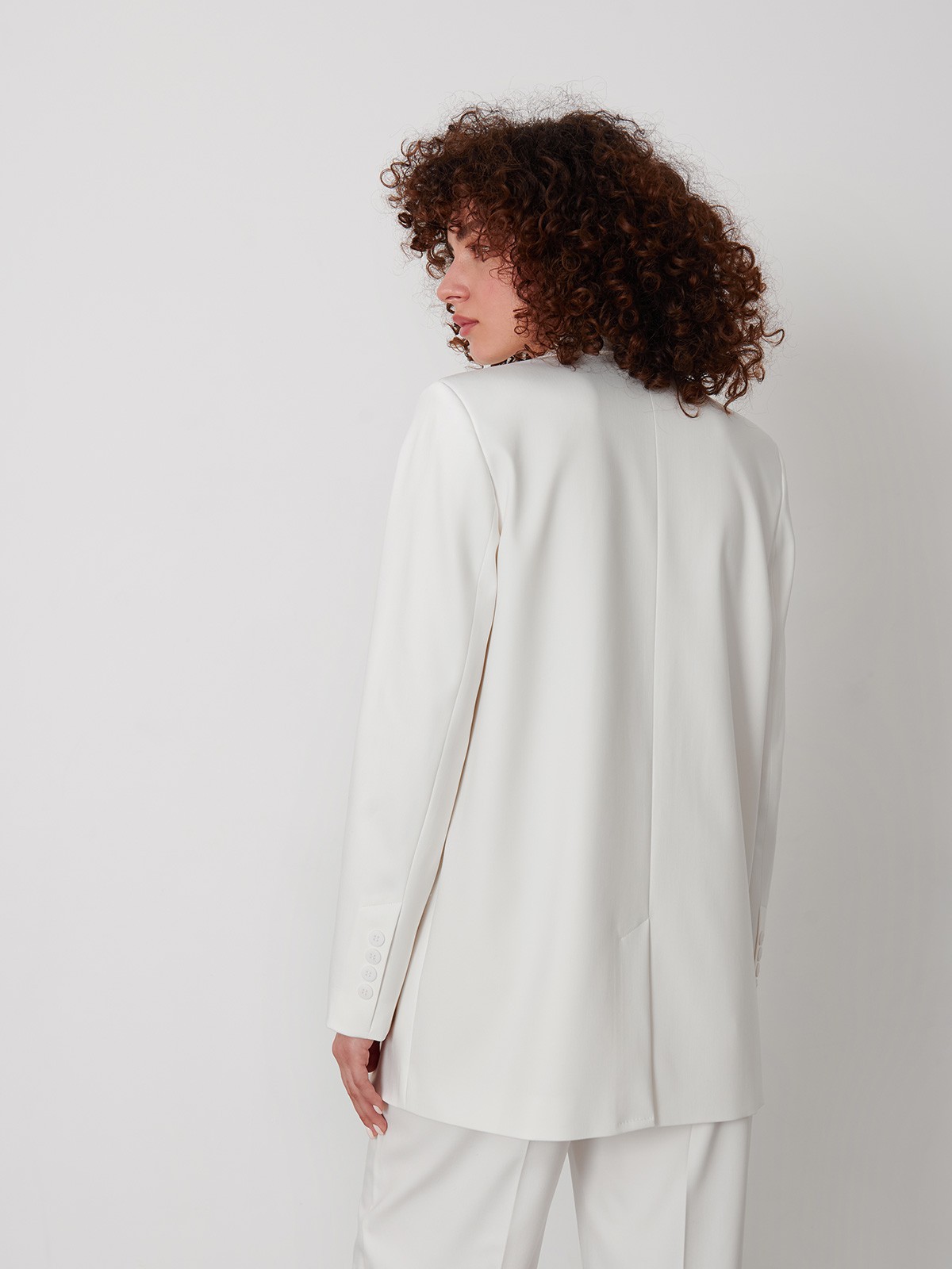 Однобортный жакет с двойным лацканом, цвет: молочный Allweneed
Этот жакет из новой коллекции - настоящая вещь-заявление. Мы переосмыслили классический силуэт, добавив дополнительный слой по лацканам и планке-застежке. Сочетайте его с контрастным топом и брюками в тон из аналогичной коллекции.
На модели размер S