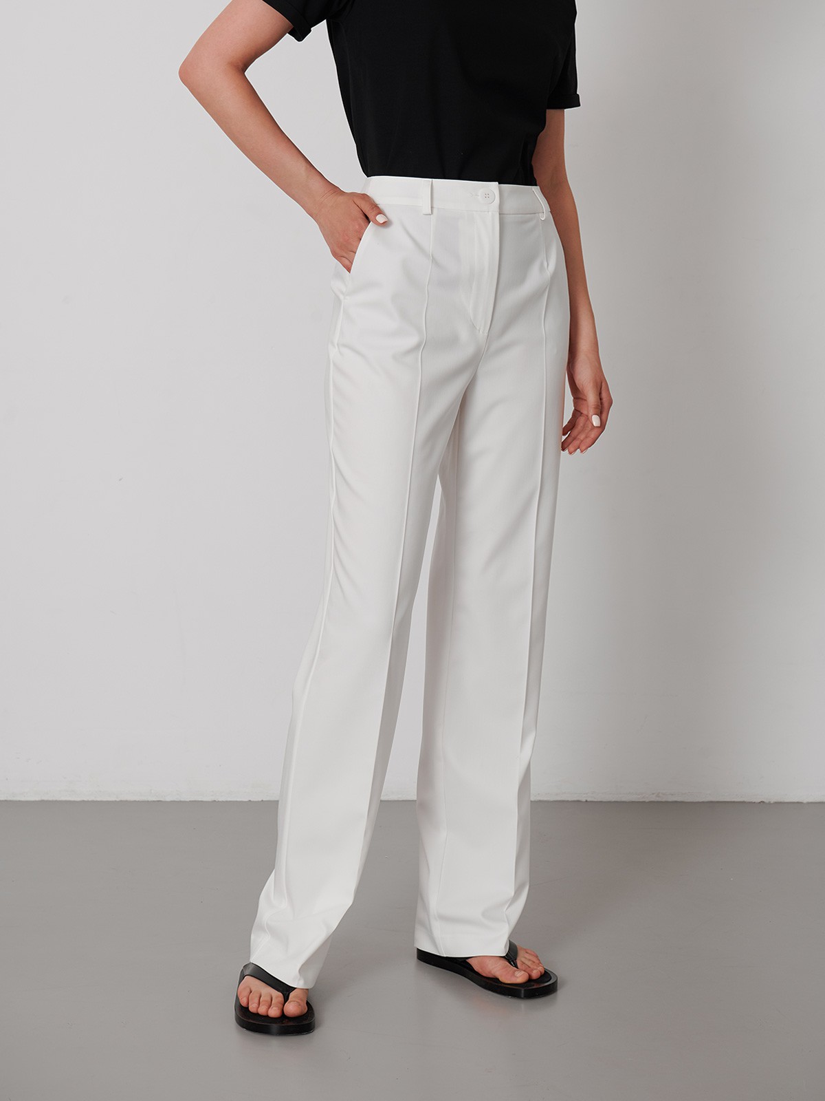 


Классические костюмные брюки в молочноми неожиданном ярком оттенке Barbie pink. Сочетайте с контрастным топом и жакетом аналогичного оттенка из новой коллекции.

На модели размер S