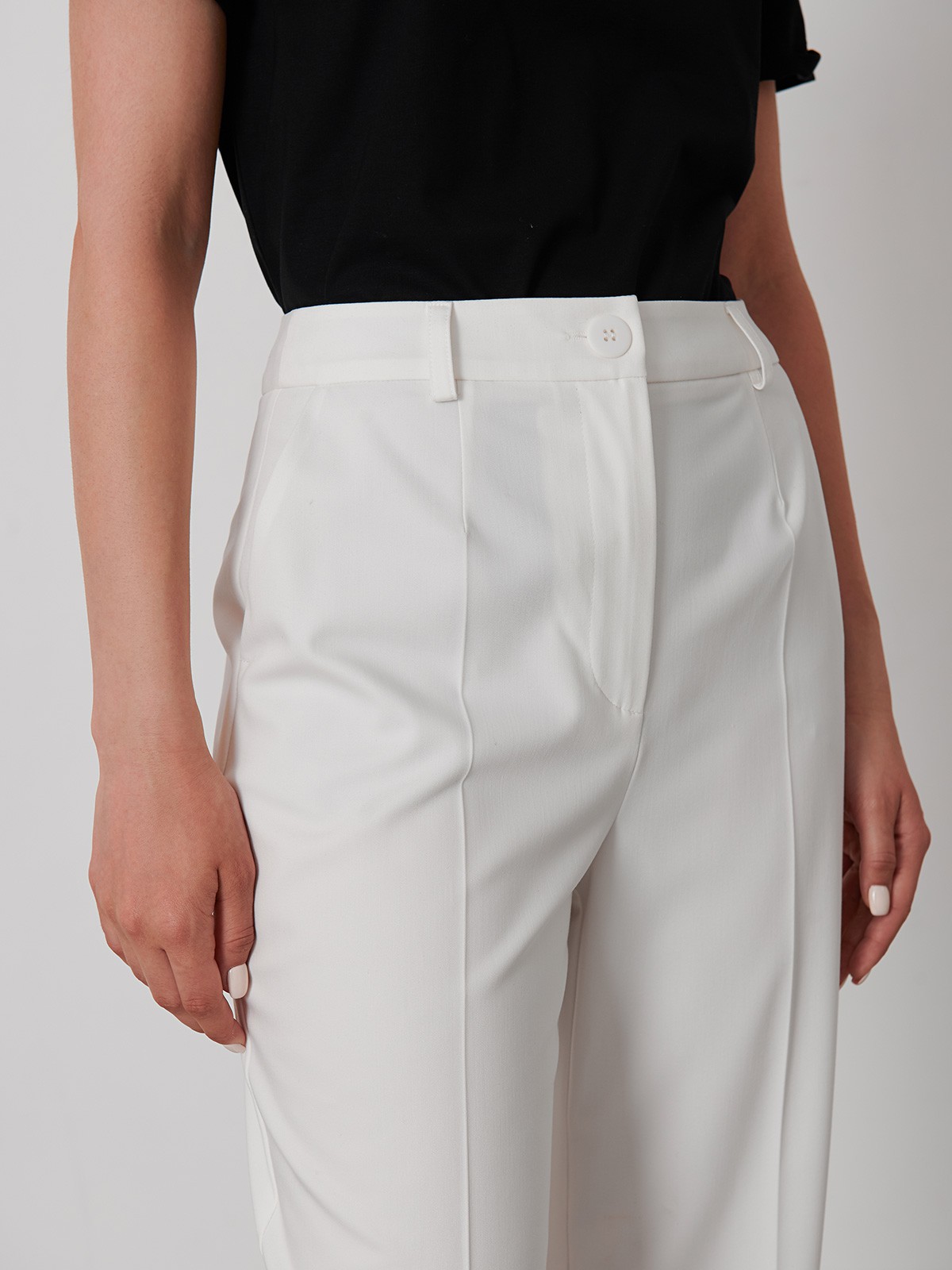 


Классические костюмные брюки в молочноми неожиданном ярком оттенке Barbie pink. Сочетайте с контрастным топом и жакетом аналогичного оттенка из новой коллекции.

На модели размер S