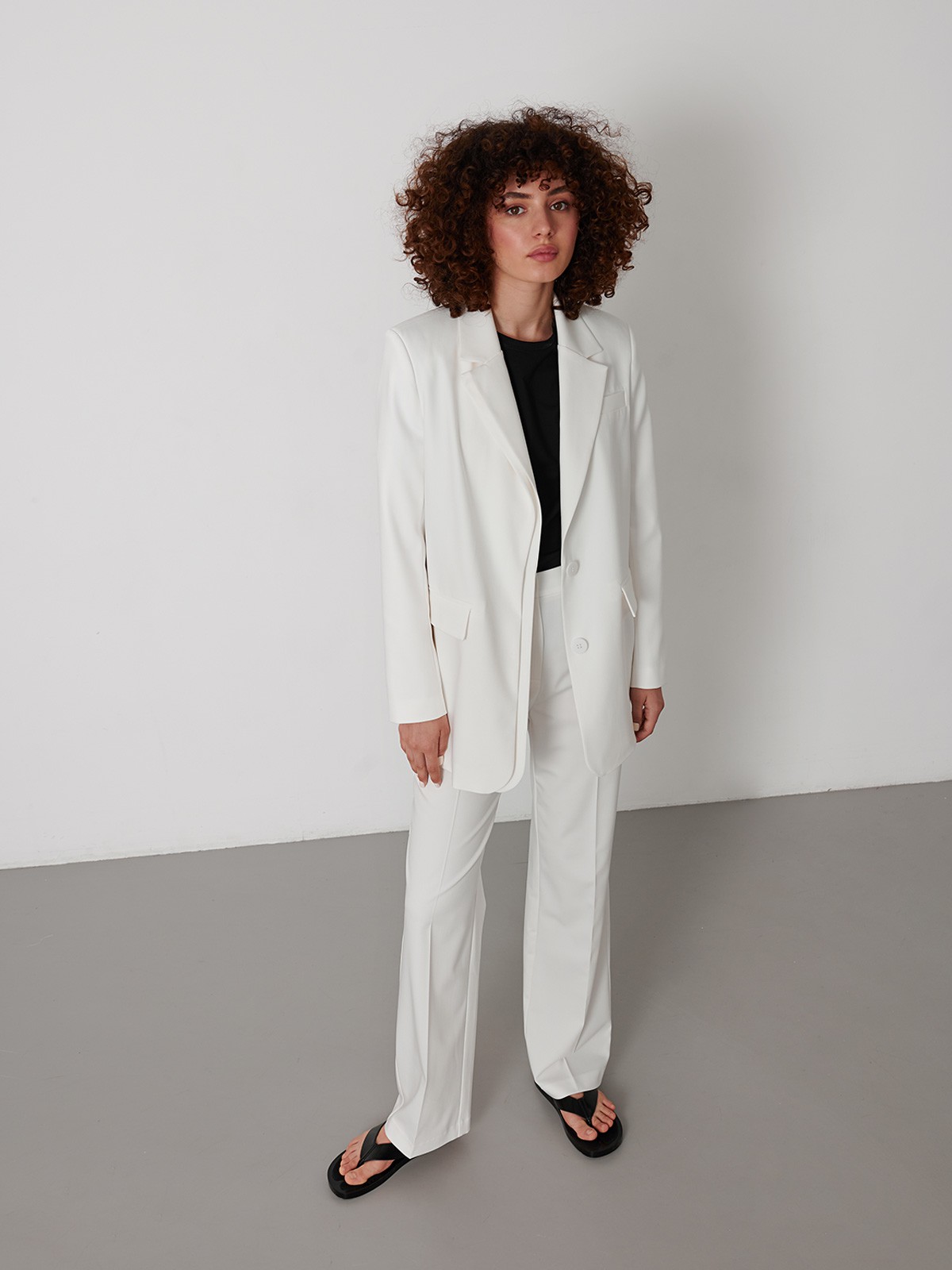 


Классические костюмные брюки в молочноми неожиданном ярком оттенке Barbie pink. Сочетайте с контрастным топом и жакетом аналогичного оттенка из новой коллекции.

На модели размер S