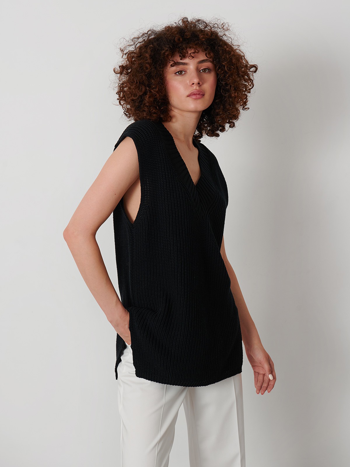 Вязаный жилет, цвет: Черный Allweneed
Объемный вязаный жилет с V вырезом и ребристой отделкой - тренд актуального сезона. Модель универсальной длины, позволяющей носить его как навыпуск, так и заправленным за один край.
На модели размер XS/S