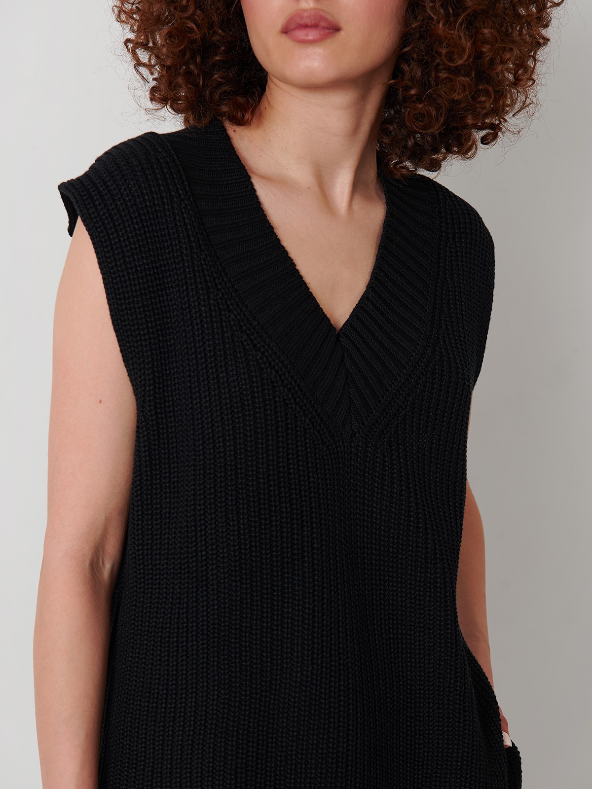 Вязаный жилет, цвет: Черный Allweneed
Объемный вязаный жилет с V вырезом и ребристой отделкой - тренд актуального сезона. Модель универсальной длины, позволяющей носить его как навыпуск, так и заправленным за один край.
На модели размер XS/S