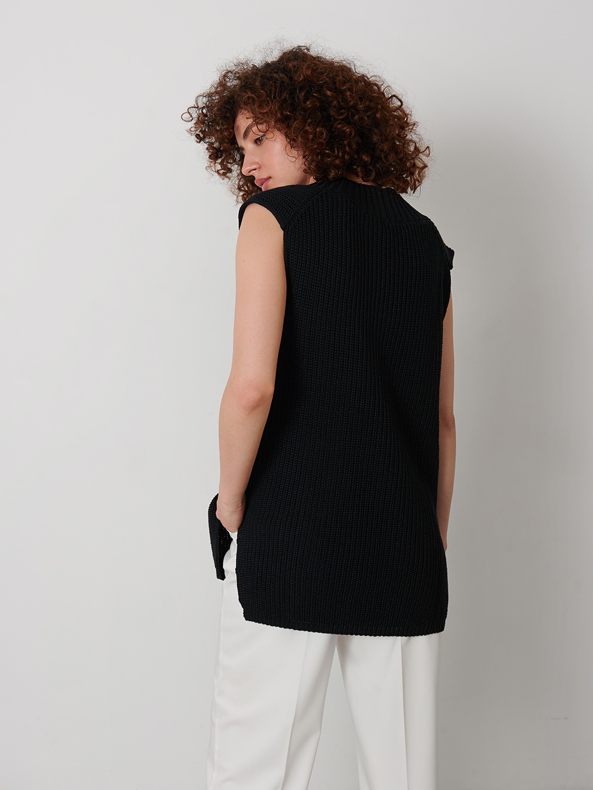 Вязаный жилет, цвет: Черный Allweneed
Объемный вязаный жилет с V вырезом и ребристой отделкой - тренд актуального сезона. Модель универсальной длины, позволяющей носить его как навыпуск, так и заправленным за один край.
На модели размер XS/S