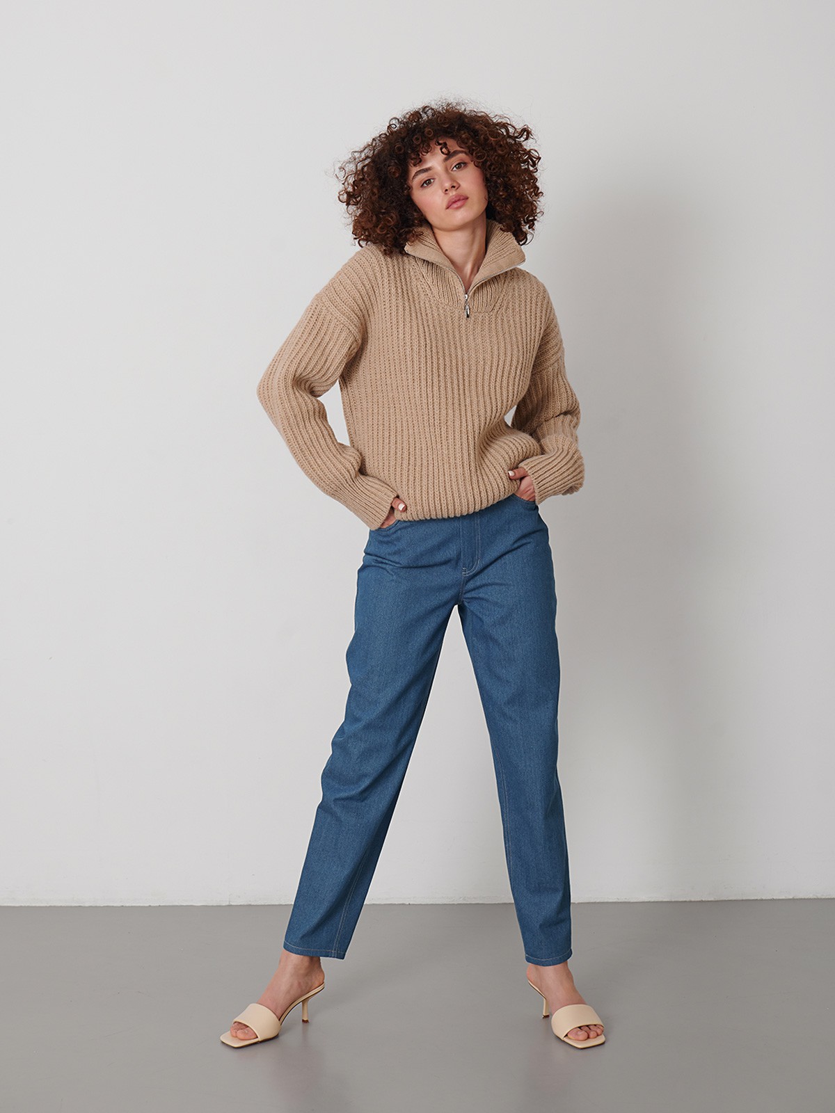 


Объемный вязаный джемпер из мягкой шерсти с горловиной-стойкой на молнии. Уютная ребристая текстура и 100% комфорт.

На модели размер ONE SIZE