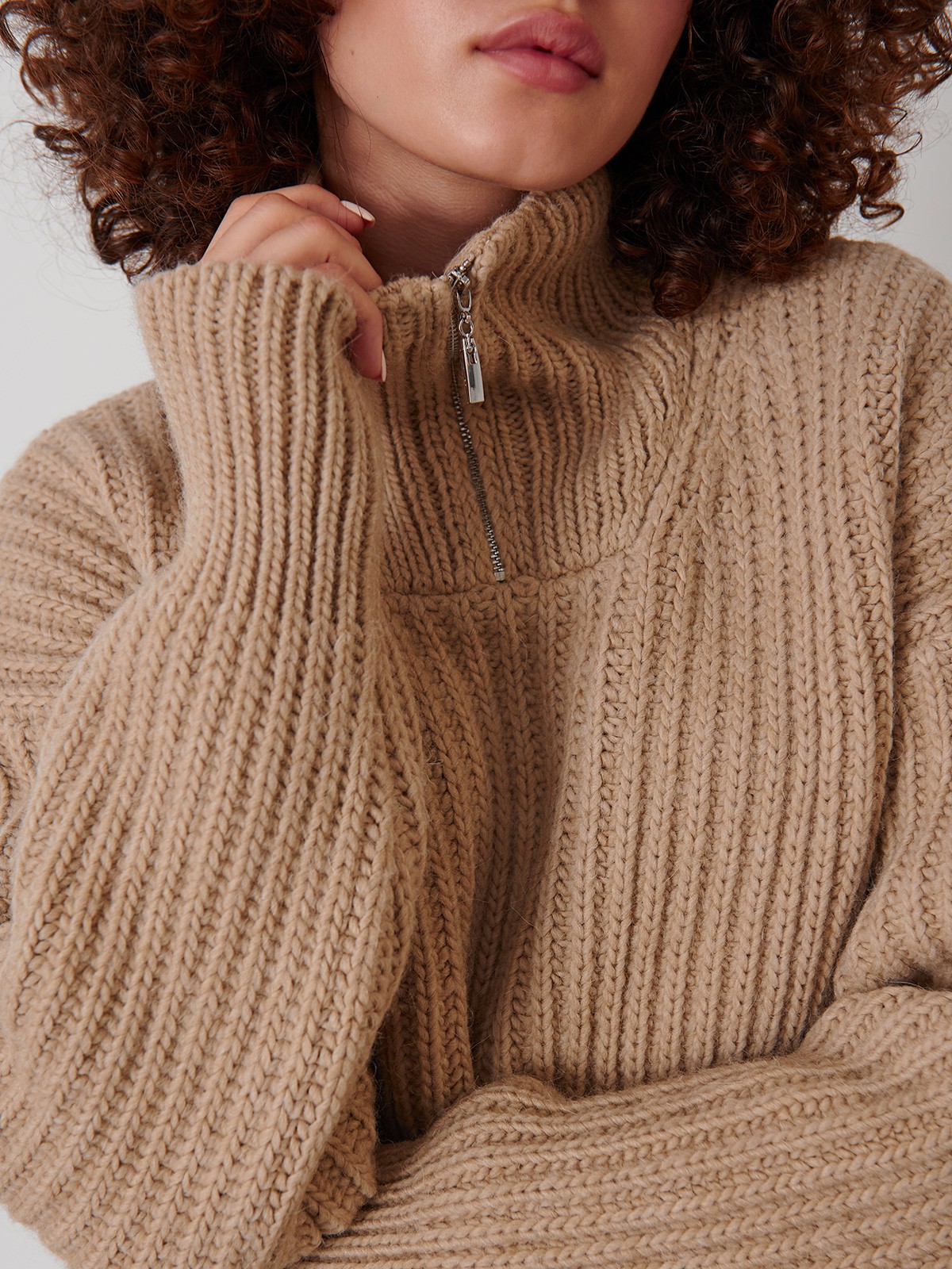 


Объемный вязаный джемпер из мягкой шерсти с горловиной-стойкой на молнии. Уютная ребристая текстура и 100% комфорт.

На модели размер ONE SIZE