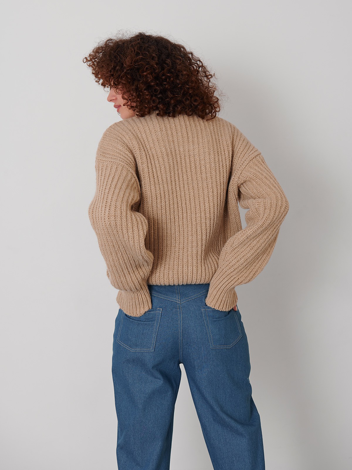 


Объемный вязаный джемпер из мягкой шерсти с горловиной-стойкой на молнии. Уютная ребристая текстура и 100% комфорт.

На модели размер ONE SIZE