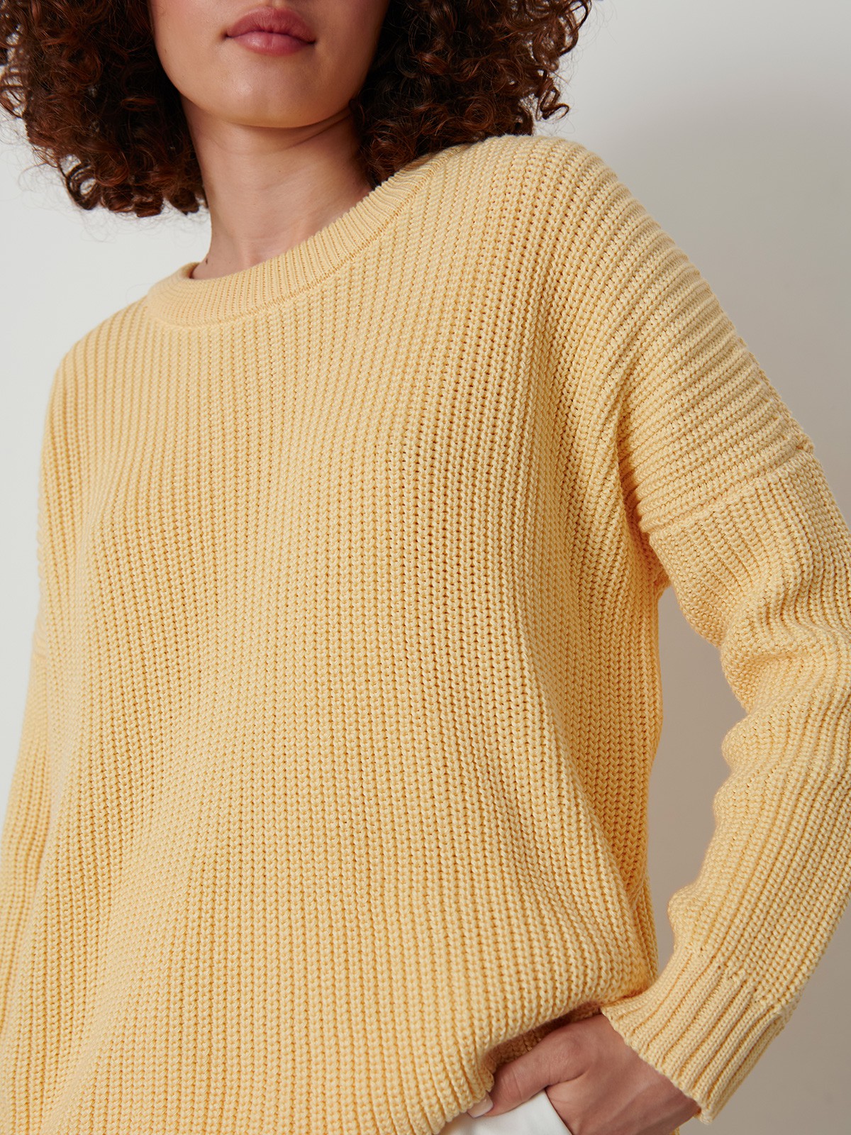 Свитер с круглым вырезом, цвет: ванильный Allweneed Хлопковый свитер крупной вязки с круглым вырезом. В нем удобно и уютно, его обладательница будет выглядеть как никогда женственно и изящно. Нежный хлопок дышит и позволяет поддерживать оптимальный температурный режим.
На модели размер one size