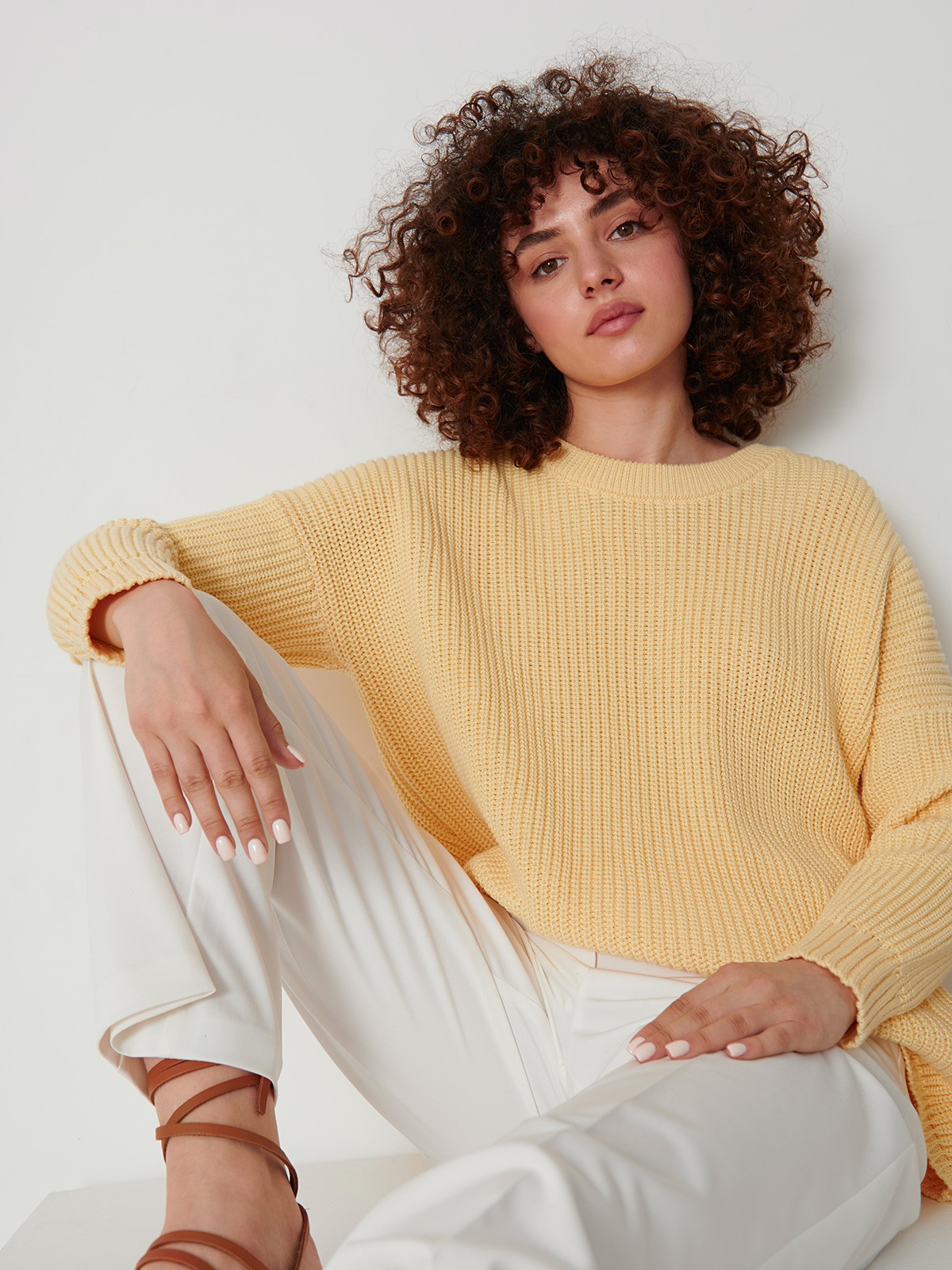 Свитер с круглым вырезом, цвет: ванильный Allweneed Хлопковый свитер крупной вязки с круглым вырезом. В нем удобно и уютно, его обладательница будет выглядеть как никогда женственно и изящно. Нежный хлопок дышит и позволяет поддерживать оптимальный температурный режим.
На модели размер one size