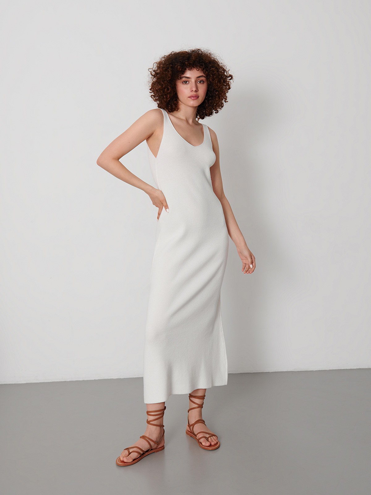 Вязаное платье макси прямого силуэта, цвет: молочный Allweneed
Вязаное платье - один из трендов весенне-летнего сезона. Модель тонкой вязки с треугольным вырезом подчеркивает фигуру и преподносит ее в лучшем свете. Сочетайте его с сумкой и обувью в приглушенной природной гамме.
На модели размер XS