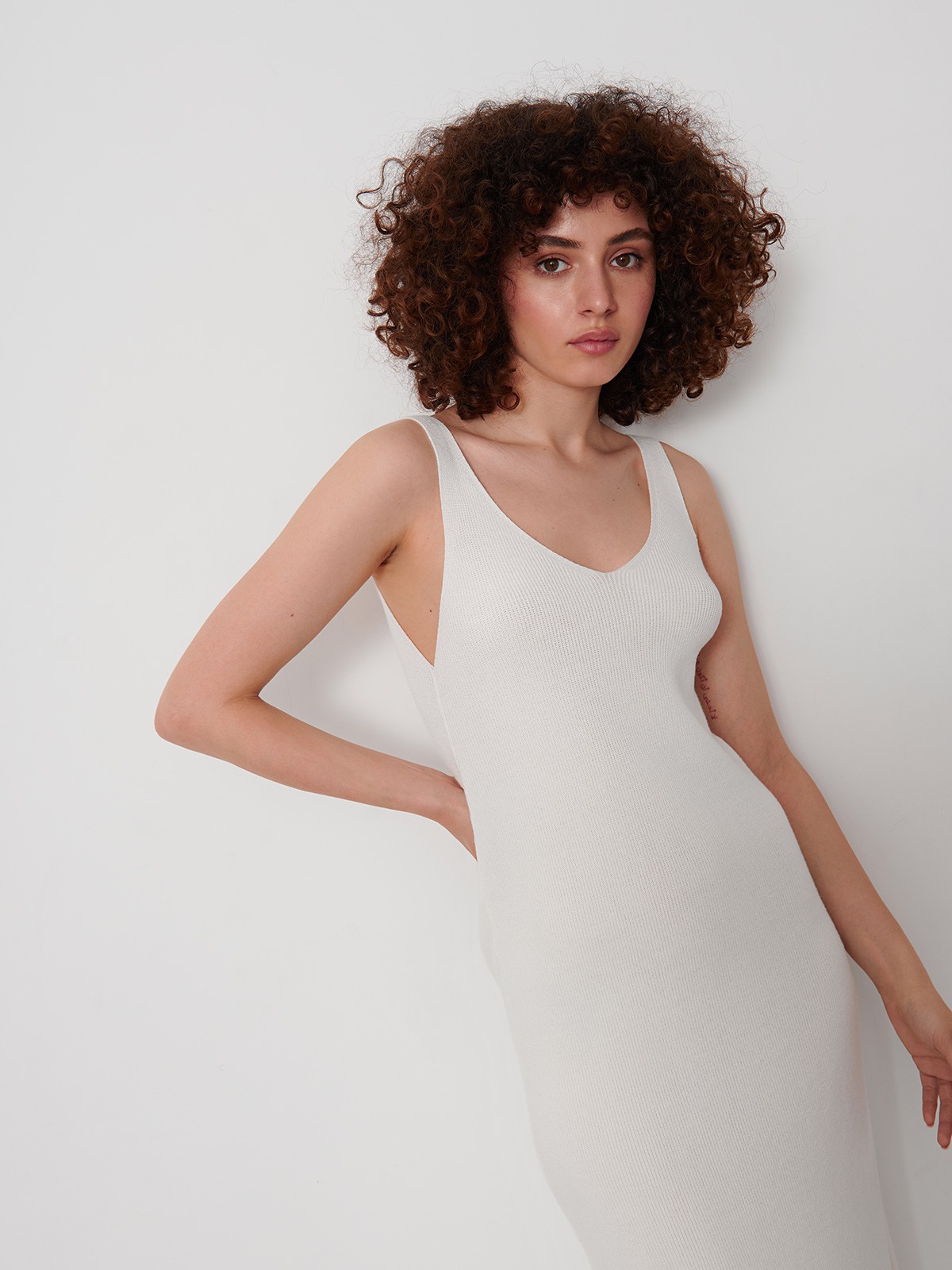 Вязаное платье макси прямого силуэта, цвет: молочный Allweneed
Вязаное платье - один из трендов весенне-летнего сезона. Модель тонкой вязки с треугольным вырезом подчеркивает фигуру и преподносит ее в лучшем свете. Сочетайте его с сумкой и обувью в приглушенной природной гамме.
На модели размер XS