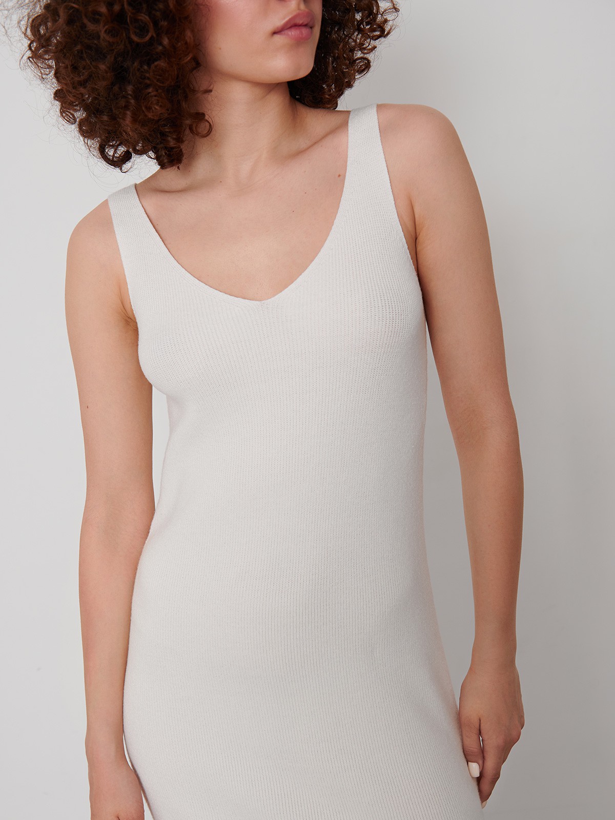 Вязаное платье макси прямого силуэта, цвет: молочный Allweneed
Вязаное платье - один из трендов весенне-летнего сезона. Модель тонкой вязки с треугольным вырезом подчеркивает фигуру и преподносит ее в лучшем свете. Сочетайте его с сумкой и обувью в приглушенной природной гамме.
На модели размер XS