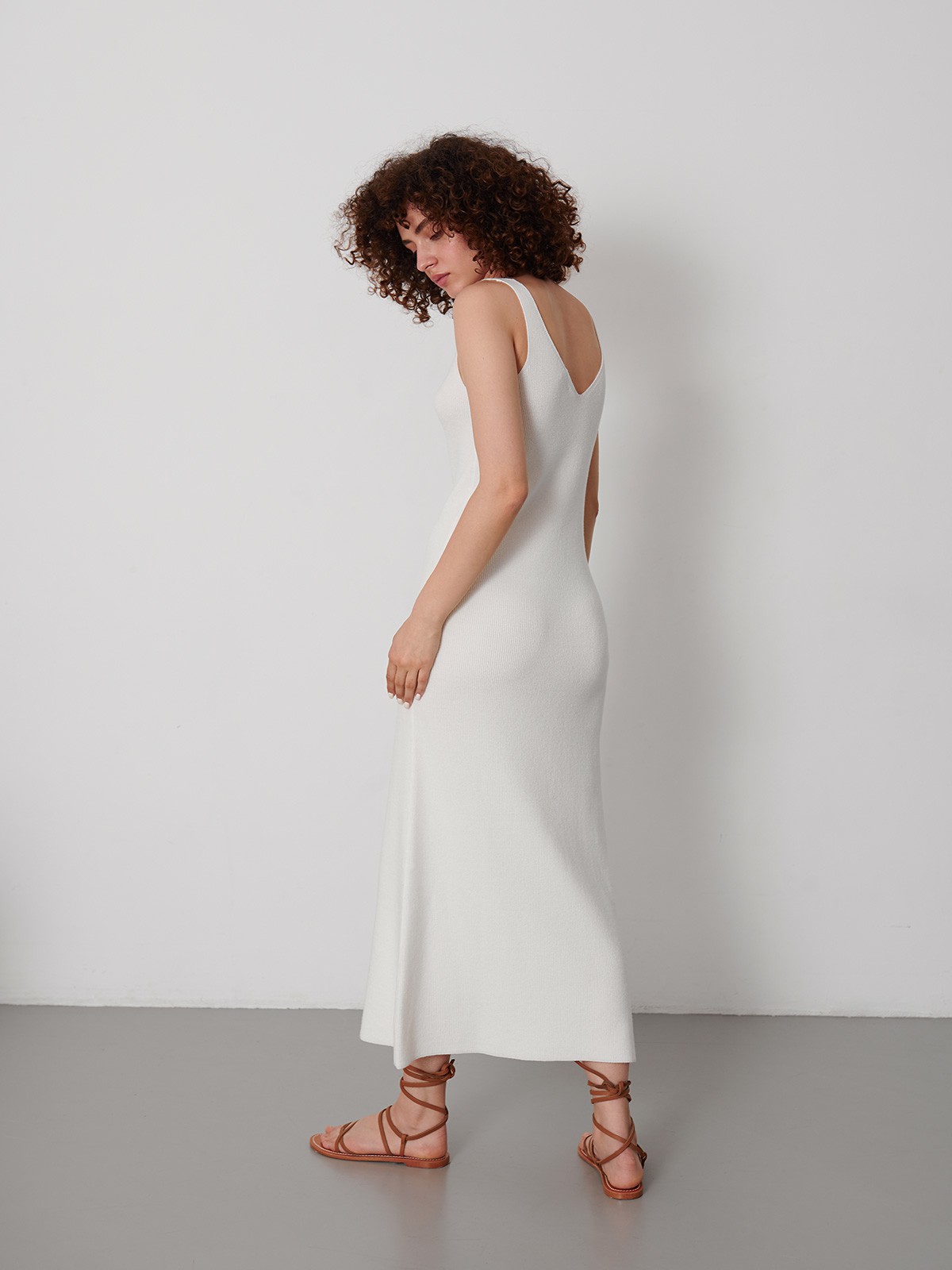 Вязаное платье макси прямого силуэта, цвет: молочный Allweneed
Вязаное платье - один из трендов весенне-летнего сезона. Модель тонкой вязки с треугольным вырезом подчеркивает фигуру и преподносит ее в лучшем свете. Сочетайте его с сумкой и обувью в приглушенной природной гамме.
На модели размер XS