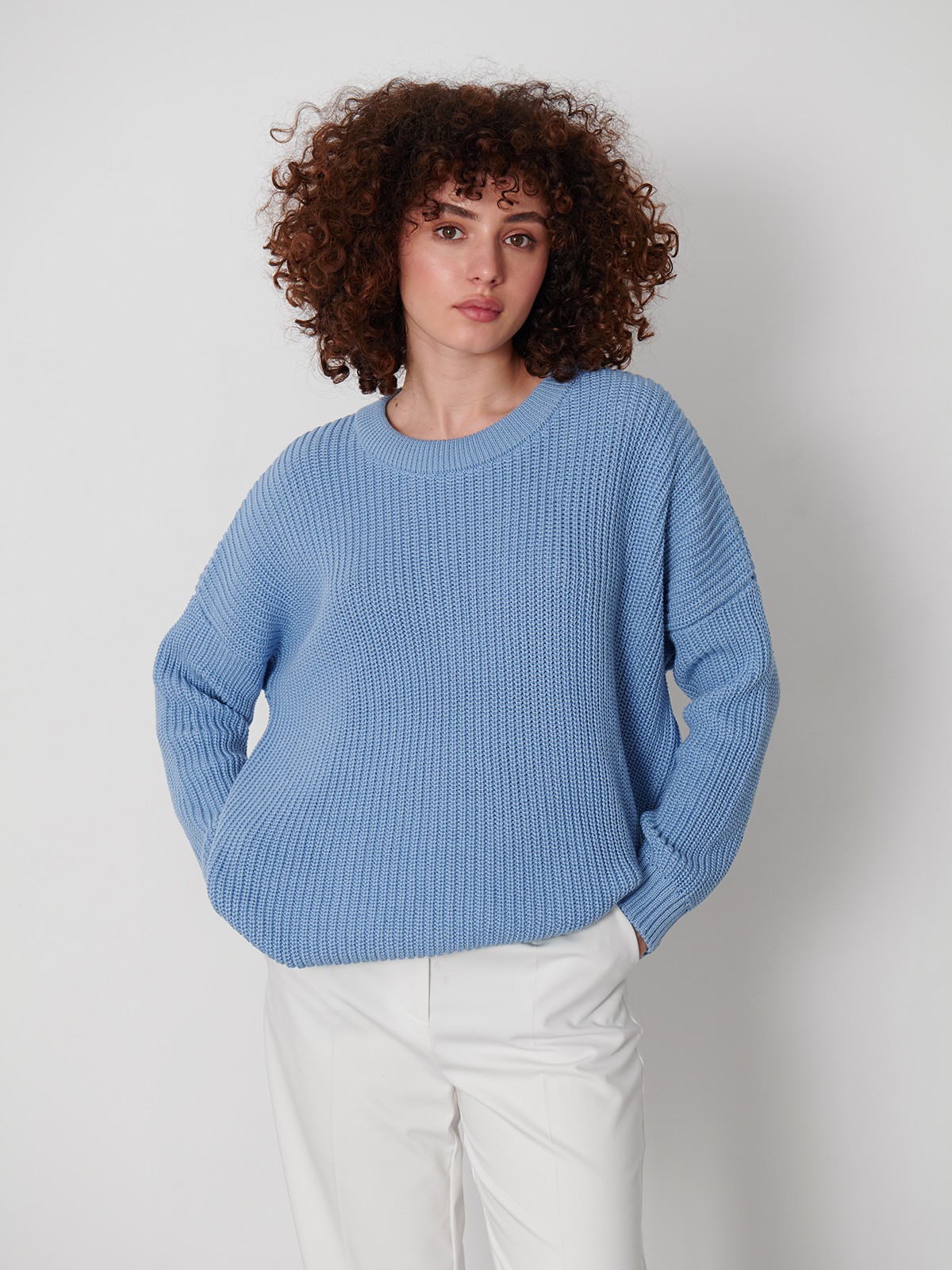 Хлопковый свитер крупной вязки с круглым вырезом. В нем удобно и уютно, его обладательница будет выглядеть как никогда женственно и изящно. Нежный хлопок дышит и позволяет поддерживать оптимальный температурный режим.

На модели размер one size