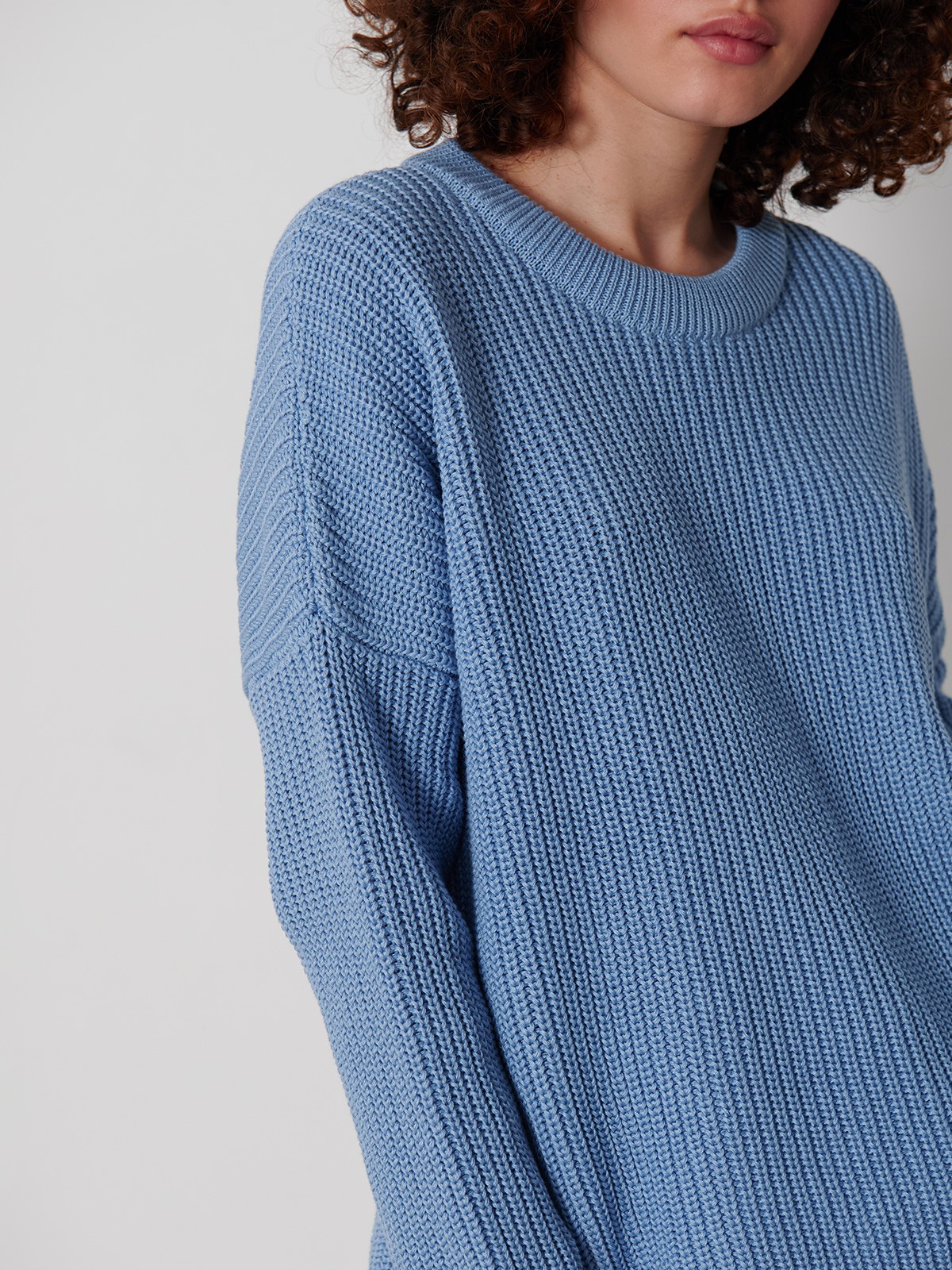 Хлопковый свитер крупной вязки с круглым вырезом. В нем удобно и уютно, его обладательница будет выглядеть как никогда женственно и изящно. Нежный хлопок дышит и позволяет поддерживать оптимальный температурный режим.

На модели размер one size