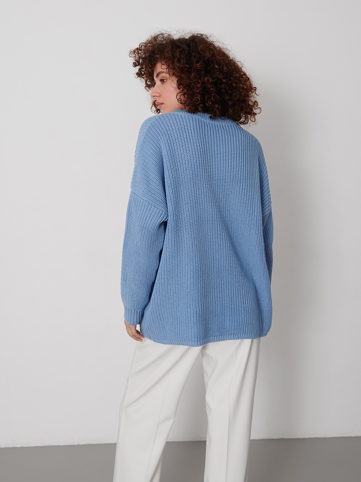 Хлопковый свитер крупной вязки с круглым вырезом. В нем удобно и уютно, его обладательница будет выглядеть как никогда женственно и изящно. Нежный хлопок дышит и позволяет поддерживать оптимальный температурный режим.

На модели размер one size