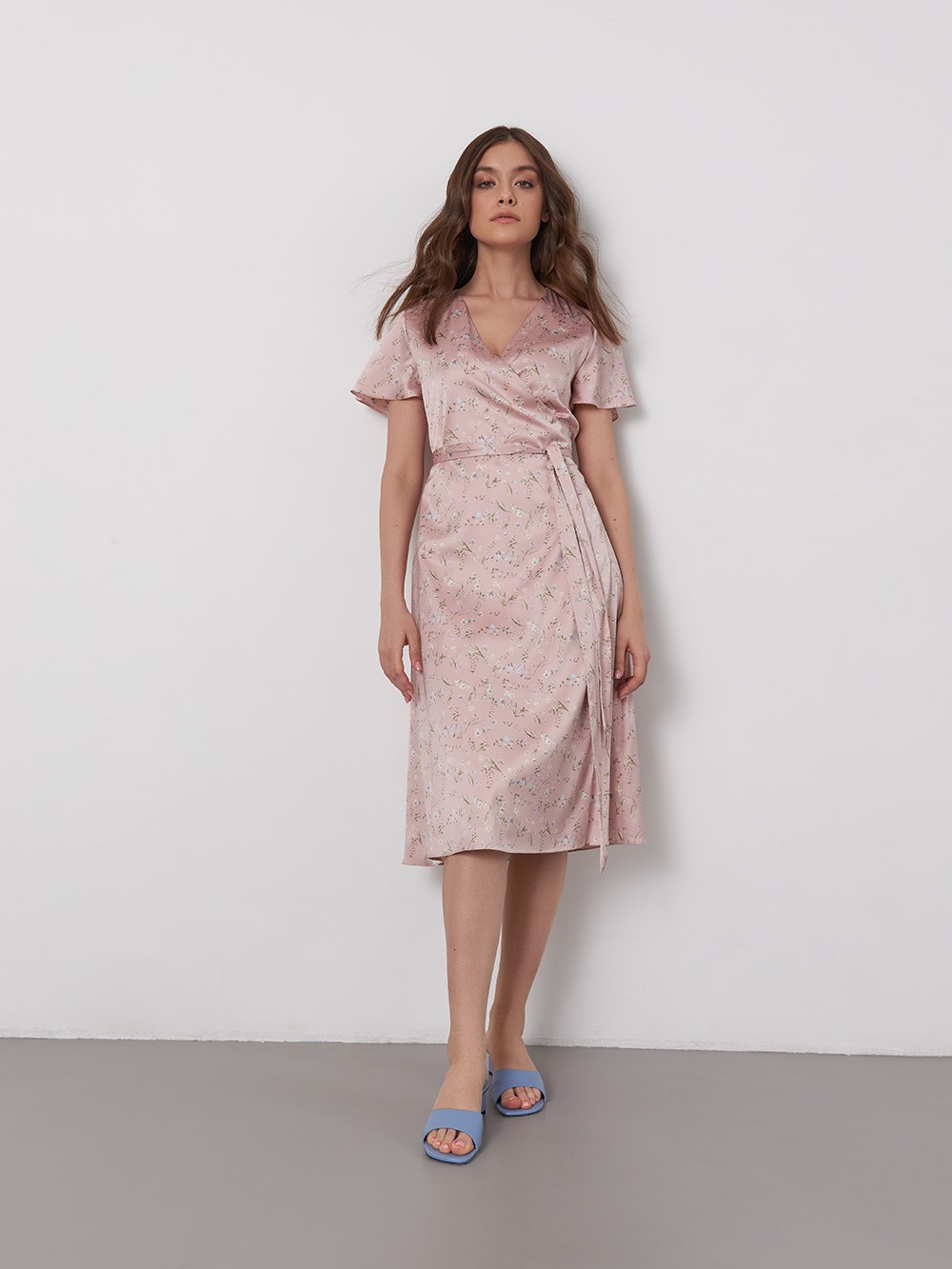 


Лаконичное платье миди с драпировкой на запах. Рукава-крылышки и мягкий пояс на талии усиливают жентсвенность силуэта. Дополните образ невесомыми босоножками.

На модели размер XS