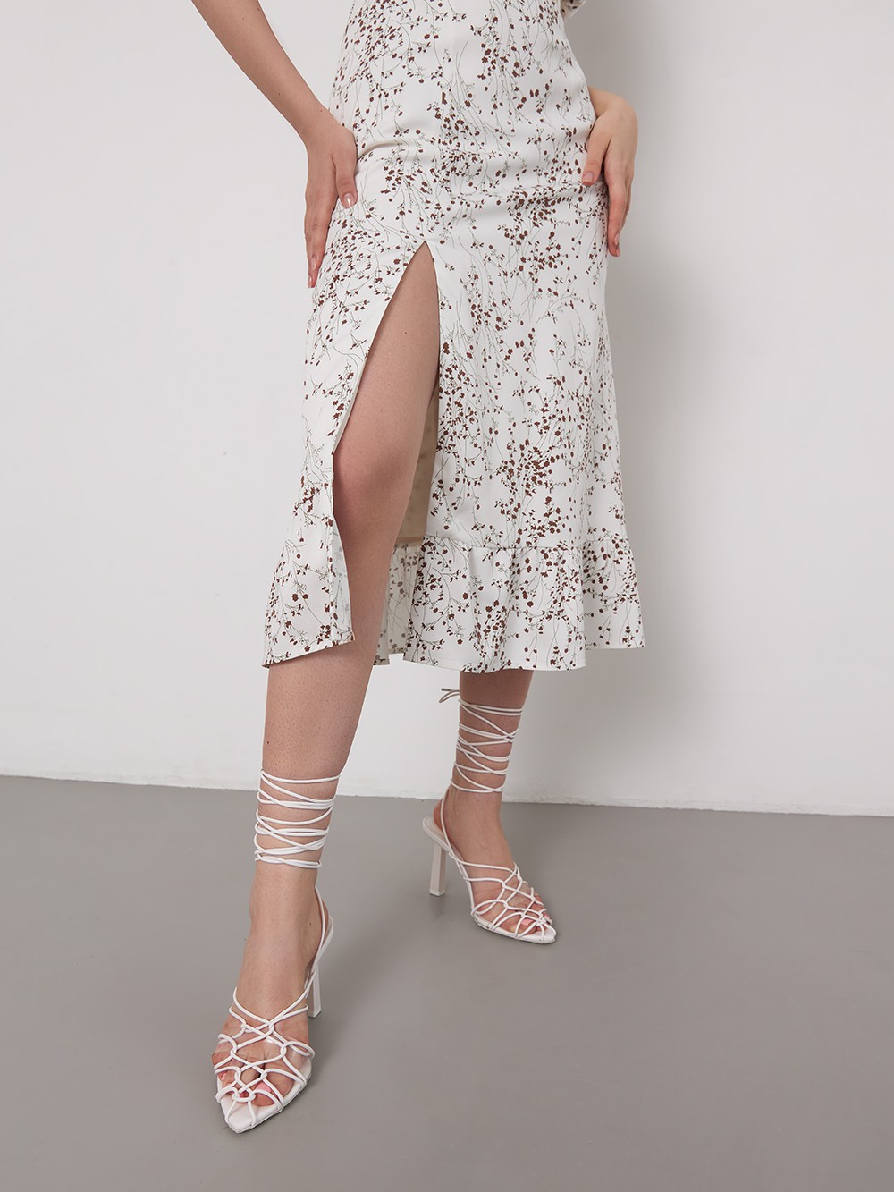 


Ультра женственное платье с обилием декоративных деталей: вырез каре с рукавами-фонариками, высокий вырез от бедра и декоративная оборка по подолу. Оно настолько самодостаточное, что не требует особых дополнений, лишь пары украшений и легких летних босоножек.

На модели размер XS