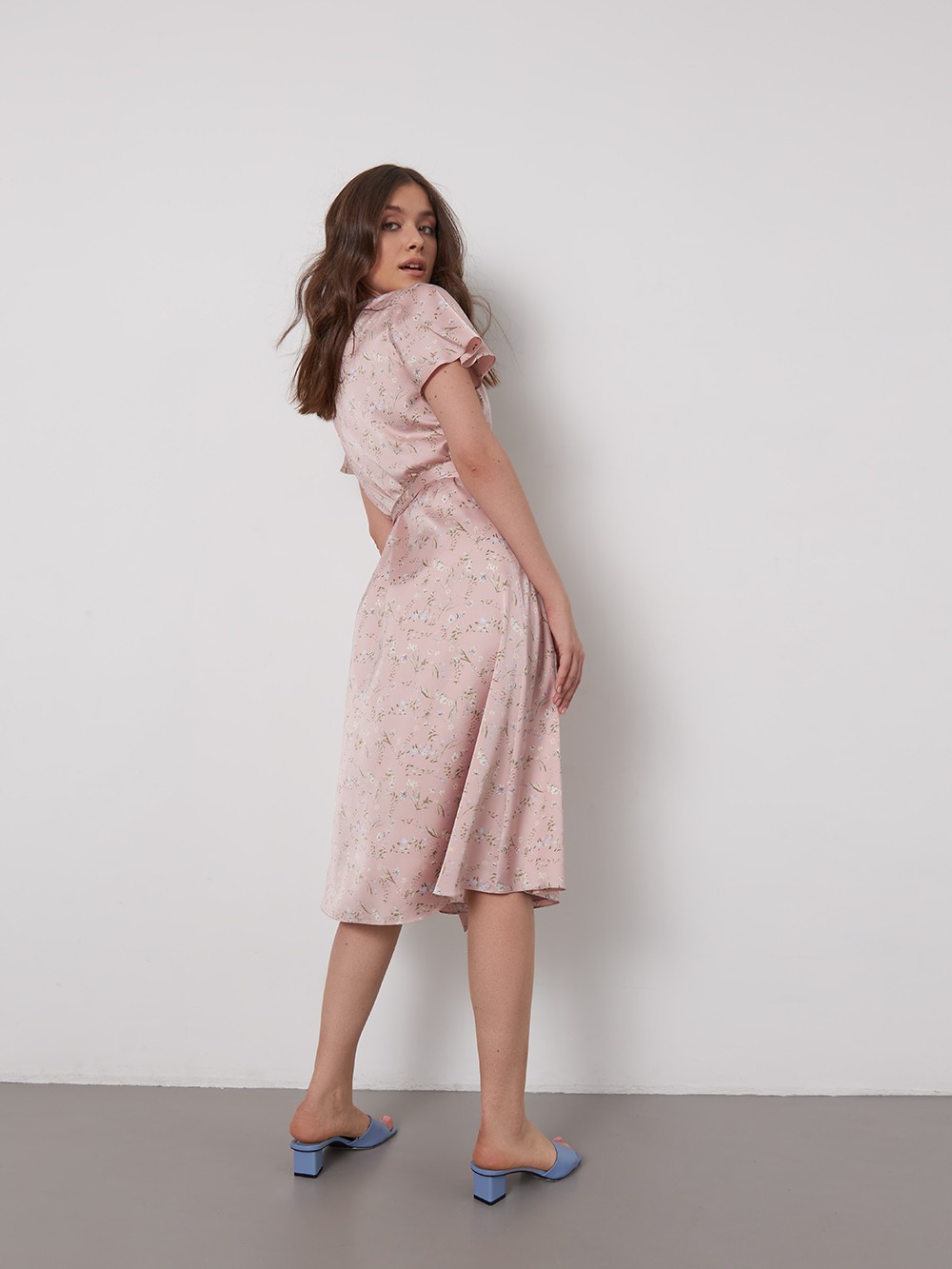 


Лаконичное платье миди с драпировкой на запах. Рукава-крылышки и мягкий пояс на талии усиливают жентсвенность силуэта. Дополните образ невесомыми босоножками.

На модели размер XS