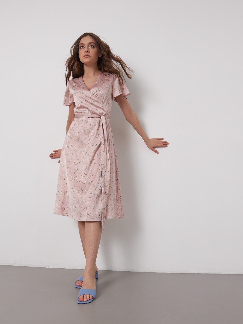 


Лаконичное платье миди с драпировкой на запах. Рукава-крылышки и мягкий пояс на талии усиливают жентсвенность силуэта. Дополните образ невесомыми босоножками.

На модели размер XS