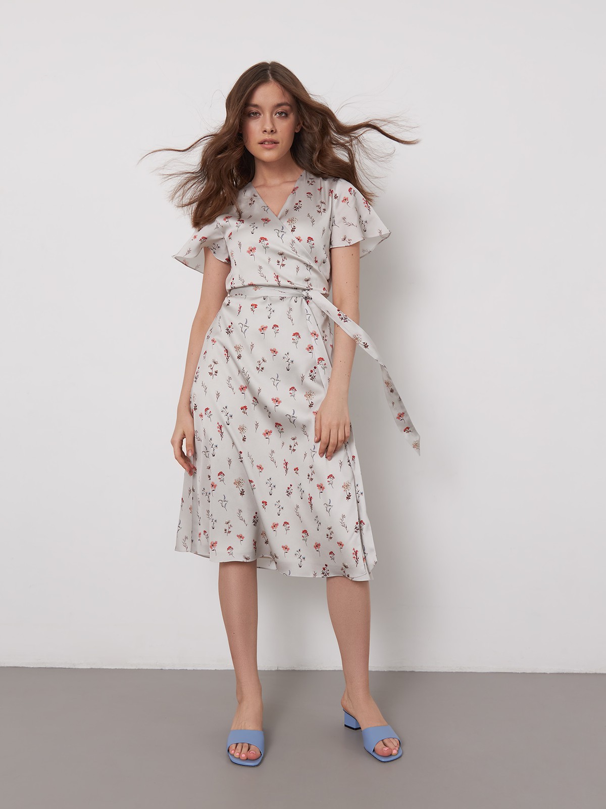 


Лаконичное платье миди с драпировкой на запах. Рукава-крылышки и мягкий пояс на талии усиливают жентсвенность силуэта. Дополните образ невесомыми босоножками.

На модели размер XS