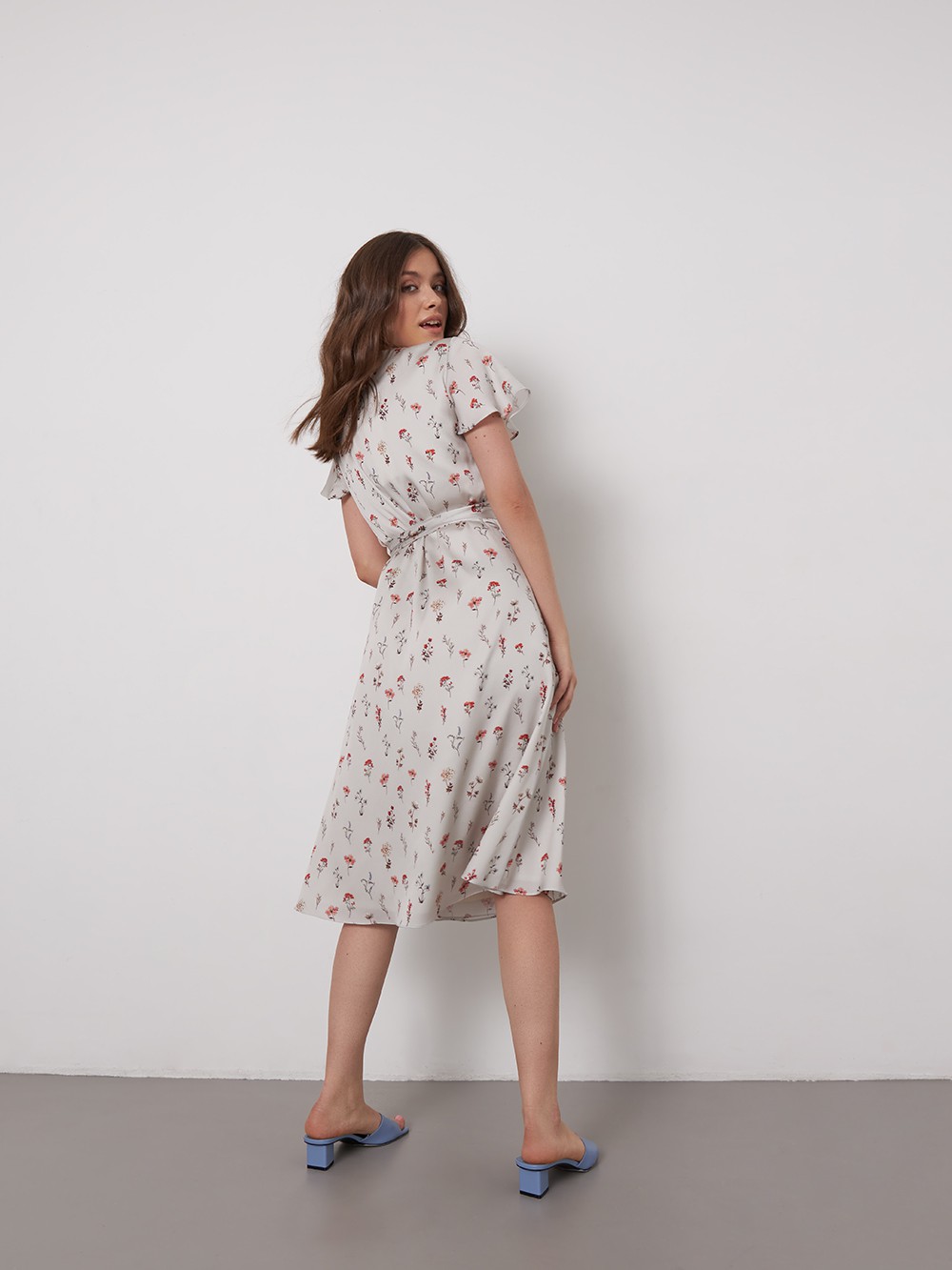 


Лаконичное платье миди с драпировкой на запах. Рукава-крылышки и мягкий пояс на талии усиливают жентсвенность силуэта. Дополните образ невесомыми босоножками.

На модели размер XS