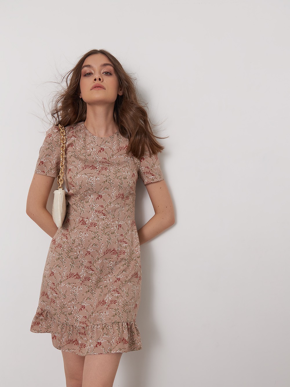 


Натуралистичный цветочный принт - один из главных трендов сезона. Это мини платье с оборкой по подолу станет идеальной покупкой в предверии теплого сезона. Сочетайте с высокими сапогами или летными босоножками.

На модели размер XS