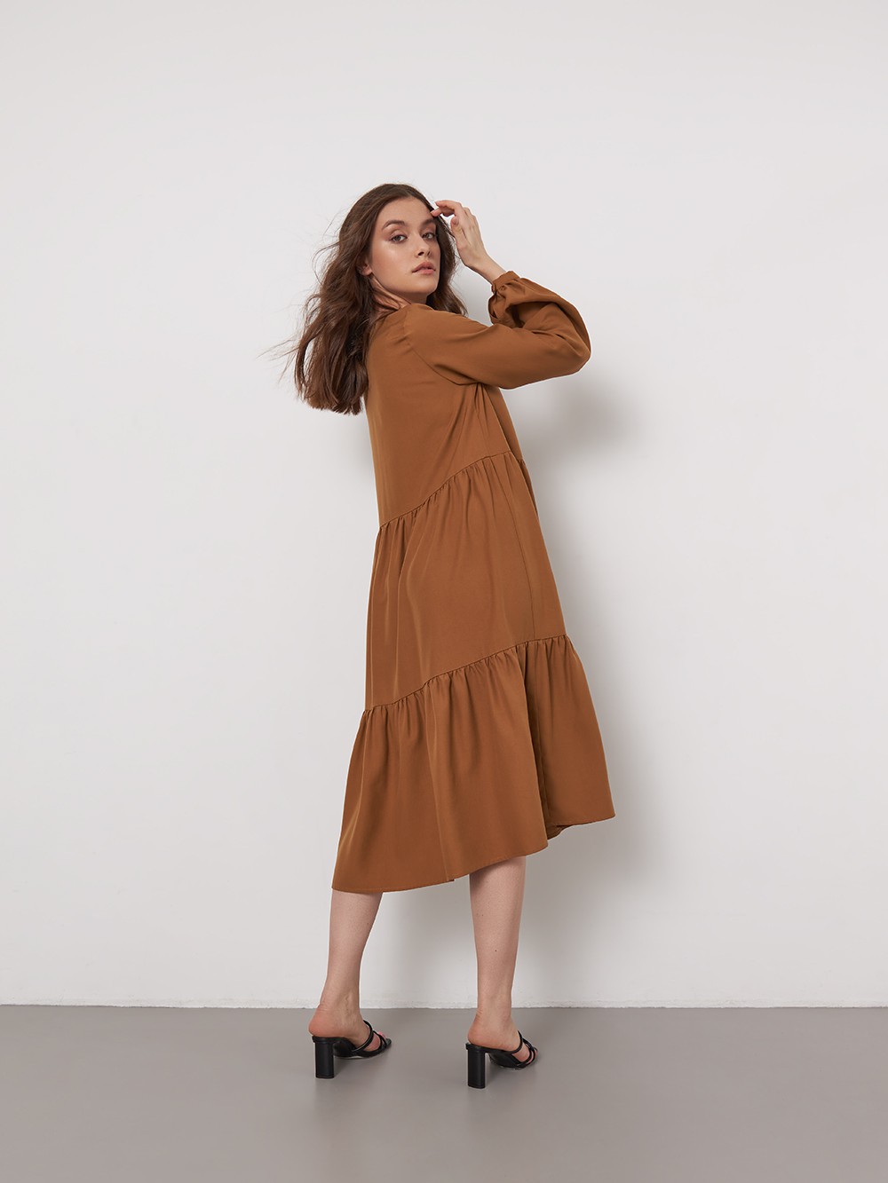 Платье-миди трапеция, цвет: кэмел Allweneed
Однотонное платье миди с каскадными декоративными сборками в актуальных оттенках природной гаммы. Утонченное и одновременно универсальное, оно идеально подойдет как на каждый день, так и для особогослучая. Дополните стильный образ казаками и широкополой шляпой.
На модели размер XS