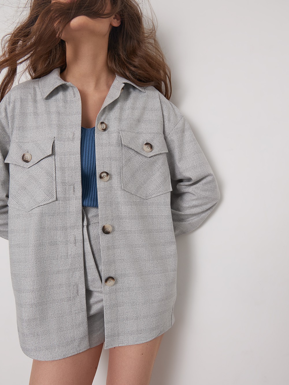 Жакет с накладными карманами, цвет: серая клетка Allweneed
Идеальный симбиоз куртки, жакета и рубашки. Модель с контрастными пуговицами и крупными накладынми карманами станет лучшим демисезонным дополнением любого гардероба.
На модели размер XS