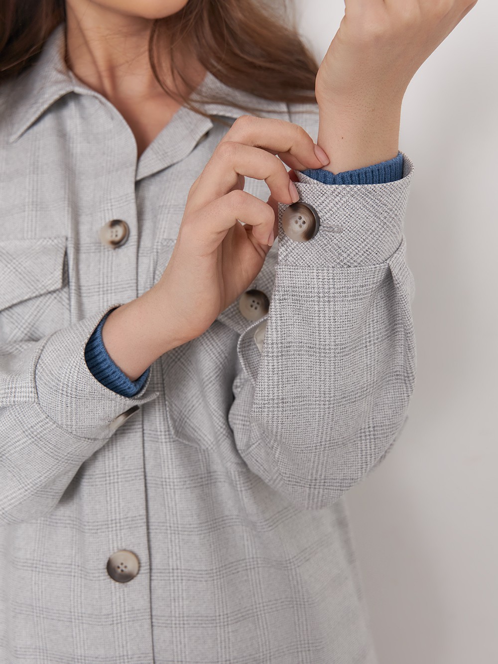 Жакет с накладными карманами, цвет: серая клетка Allweneed
Идеальный симбиоз куртки, жакета и рубашки. Модель с контрастными пуговицами и крупными накладынми карманами станет лучшим демисезонным дополнением любого гардероба.
На модели размер XS