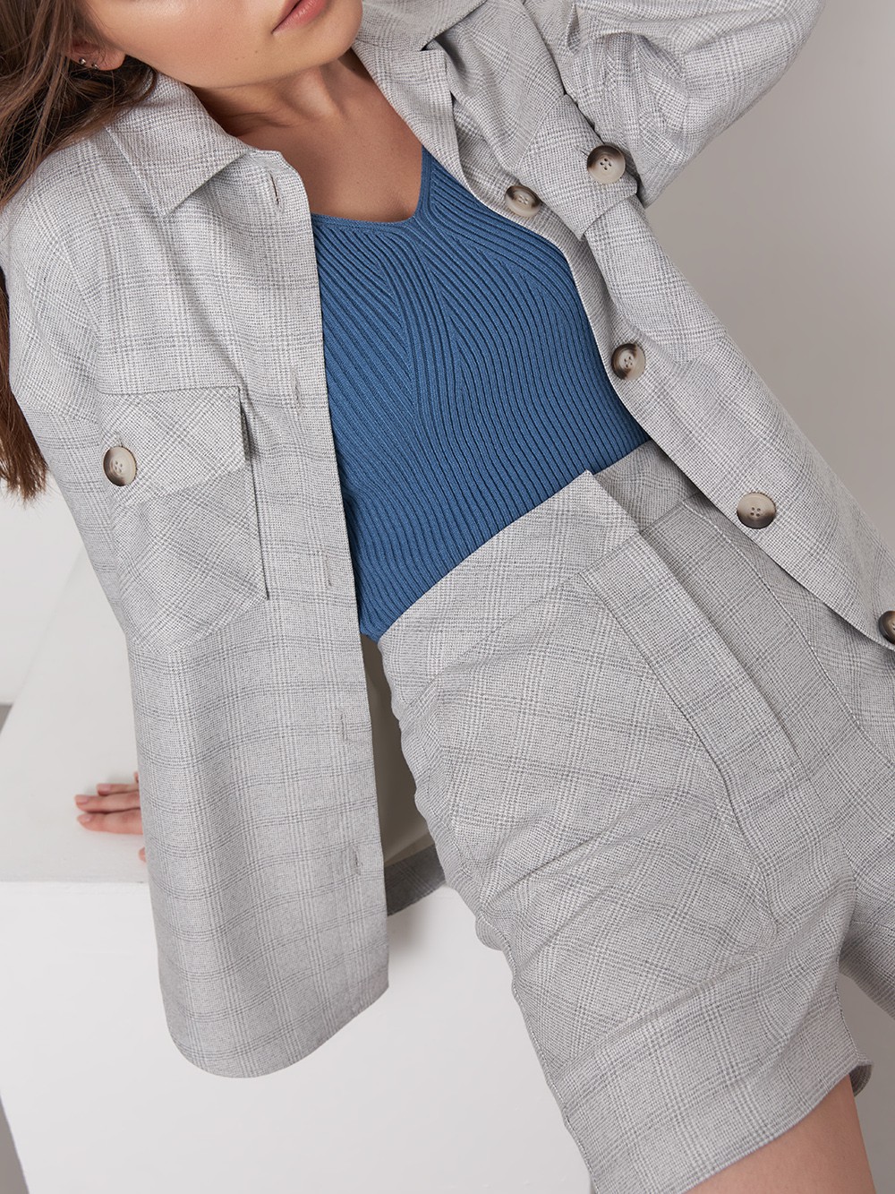 


Шорты с накладными карманами и высокой посадкой вдохновлены самой популярной посадкой моды 80-х. Сочетайте их с контрастной рубашкой или укороченным вязаным кардиганом.

На модели размер XS