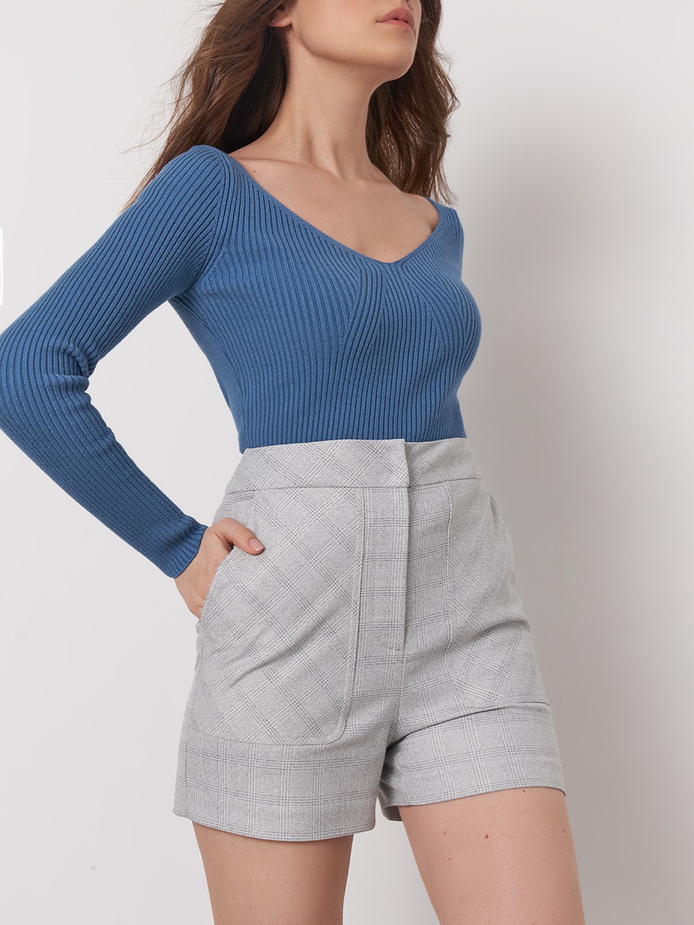 


Шорты с накладными карманами и высокой посадкой вдохновлены самой популярной посадкой моды 80-х. Сочетайте их с контрастной рубашкой или укороченным вязаным кардиганом.

На модели размер XS