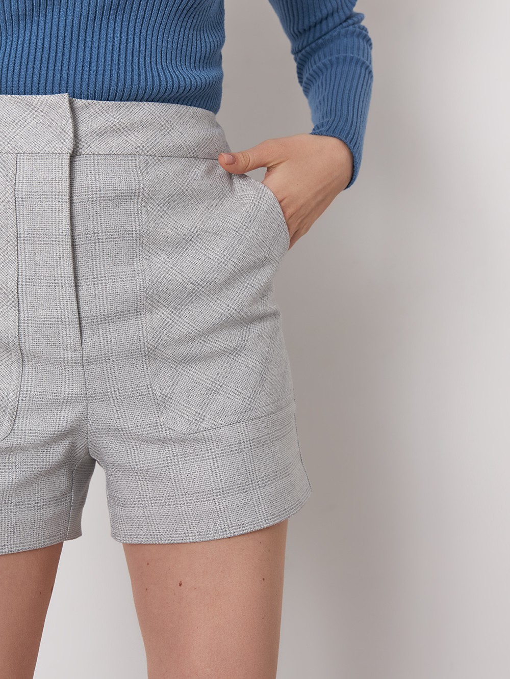 


Шорты с накладными карманами и высокой посадкой вдохновлены самой популярной посадкой моды 80-х. Сочетайте их с контрастной рубашкой или укороченным вязаным кардиганом.

На модели размер XS