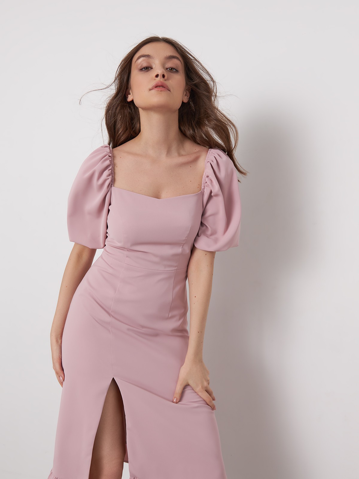 


Ультра женственное платье с обилием декоративных деталей: вырез каре с рукавами-фонариками, высокий вырез от бедра и декоративная оборка по подолу. Оно настолько самодостаточное, что не требует особых дополнений, лишь пары украшений и легких летних босоножек.

На модели размер XS