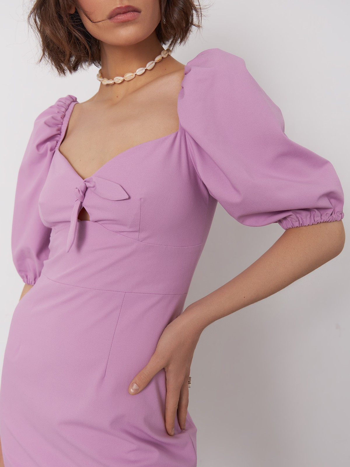 Платье мини с объемными короткими рукавами, цвет: лавандовый Allweneed
Полуоблегающее платье-мини с глубоким вырезом и лифом сердечко. Ультра женственная модель оформлена объемными короткими рукавами со сборками по контуру и декоративной завязкой.
На модели размер XS