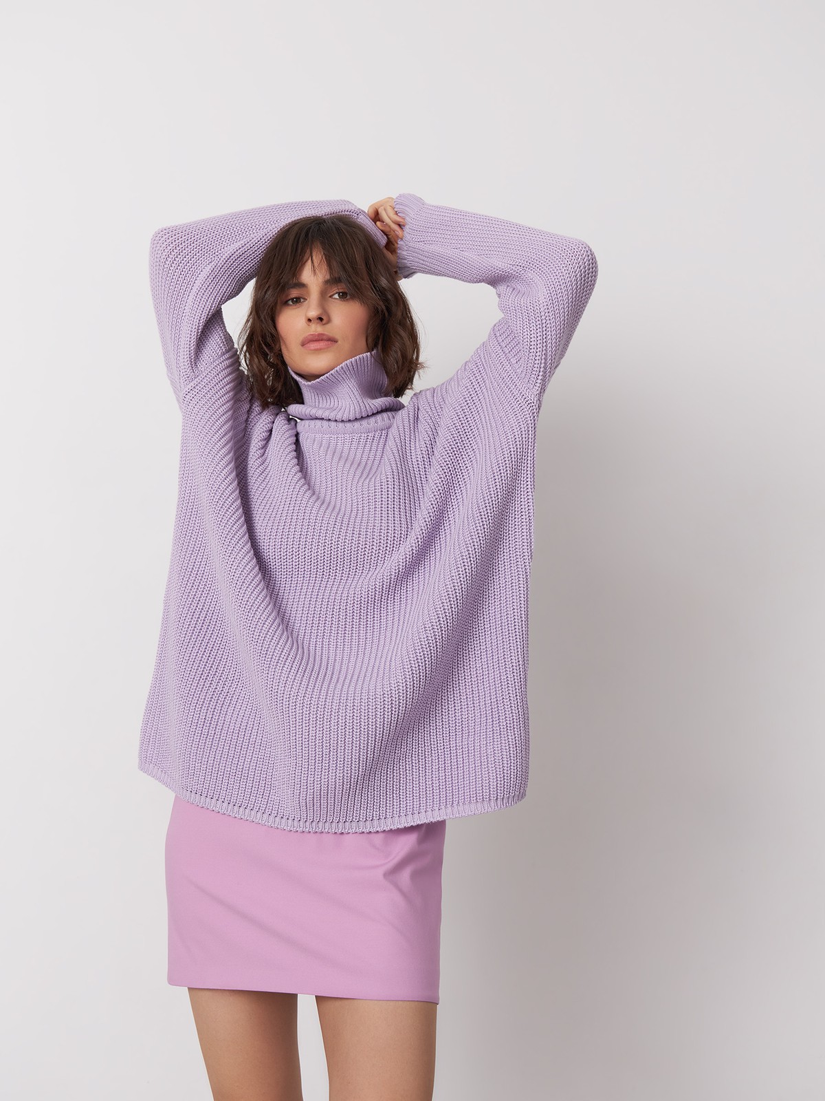 Оверсайз джемпер из хлопкового трикотажа оформлен объемными приспущенными рукавами и высокой горловиной-стойкой. Ребристая отделка в рубчик.

На модели размер ONE SIZE